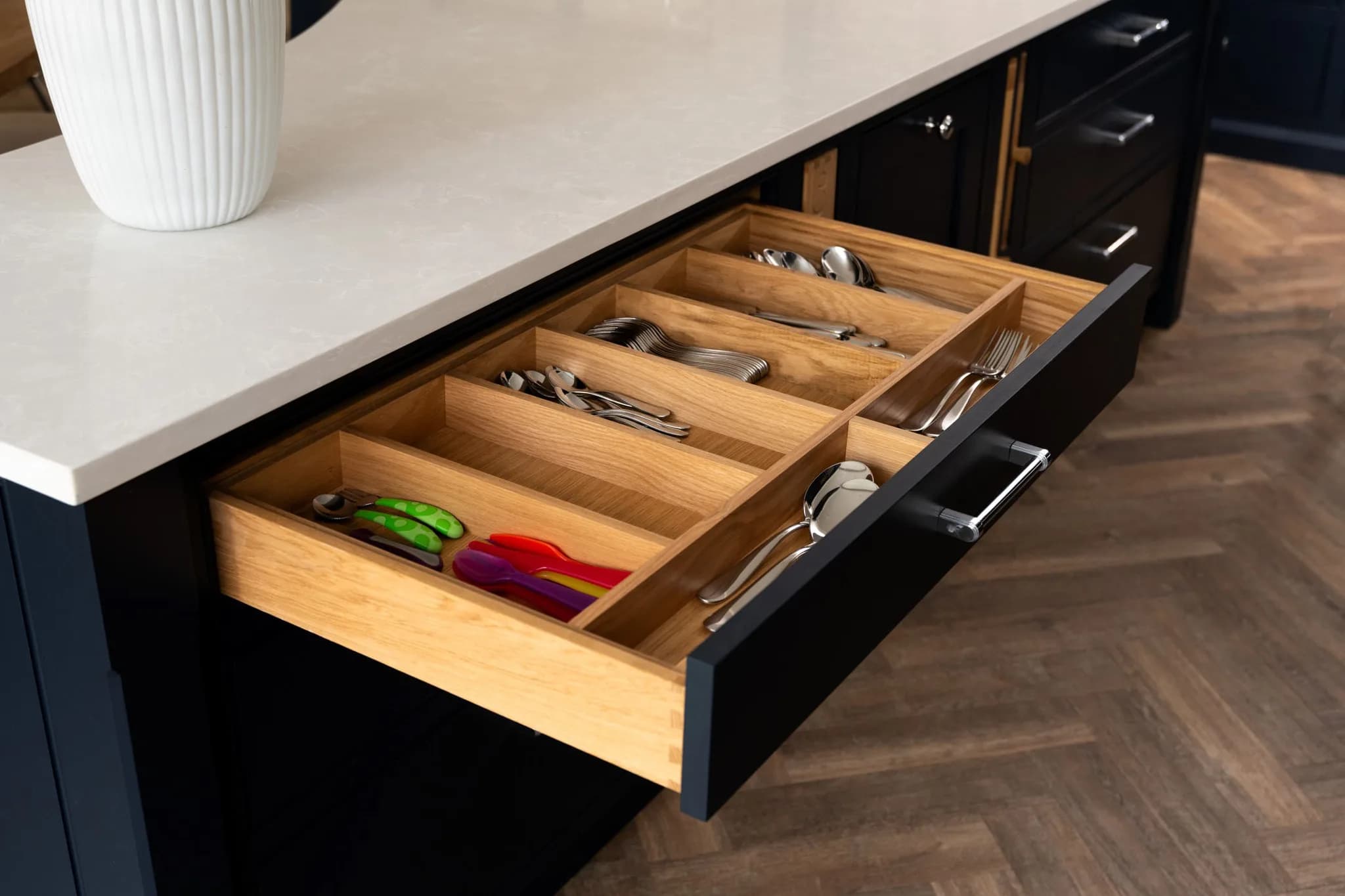 classic-in-frame-cockbead-shaker-elstree-handmade-kitchen-company (20)