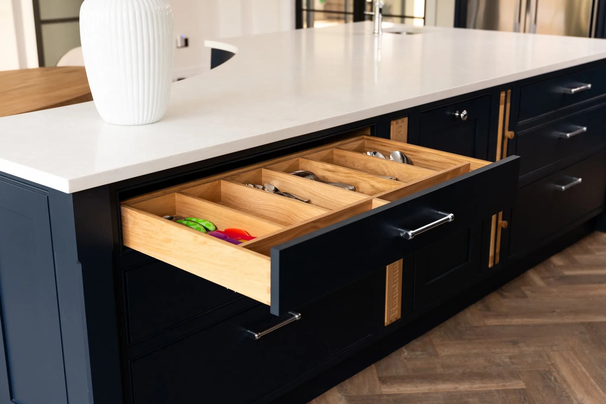 classic-in-frame-cockbead-shaker-elstree-handmade-kitchen-company (21)