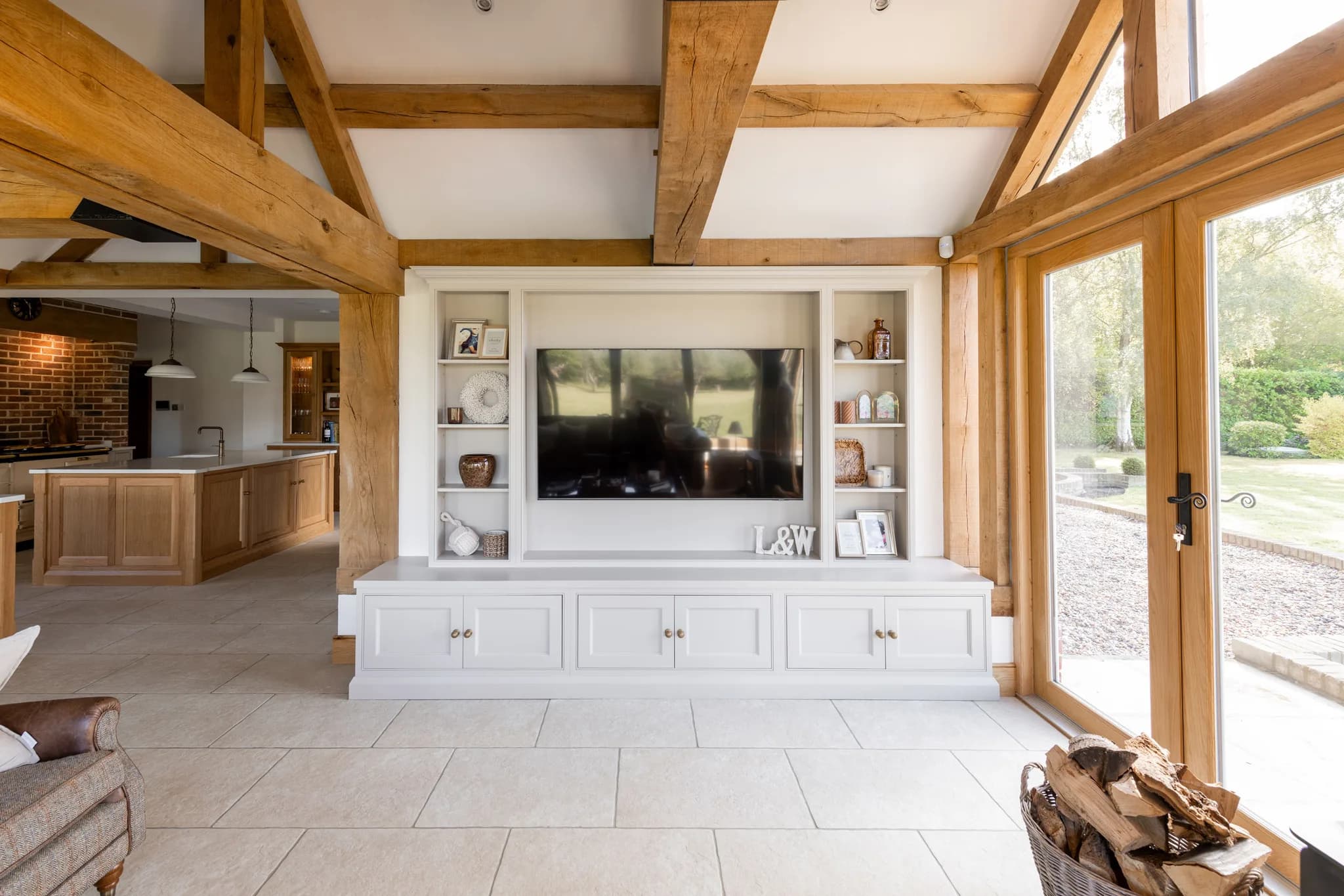 classic-in-frame-shaker-media-wall-nazeing-handmade-kitchen-company (2)
