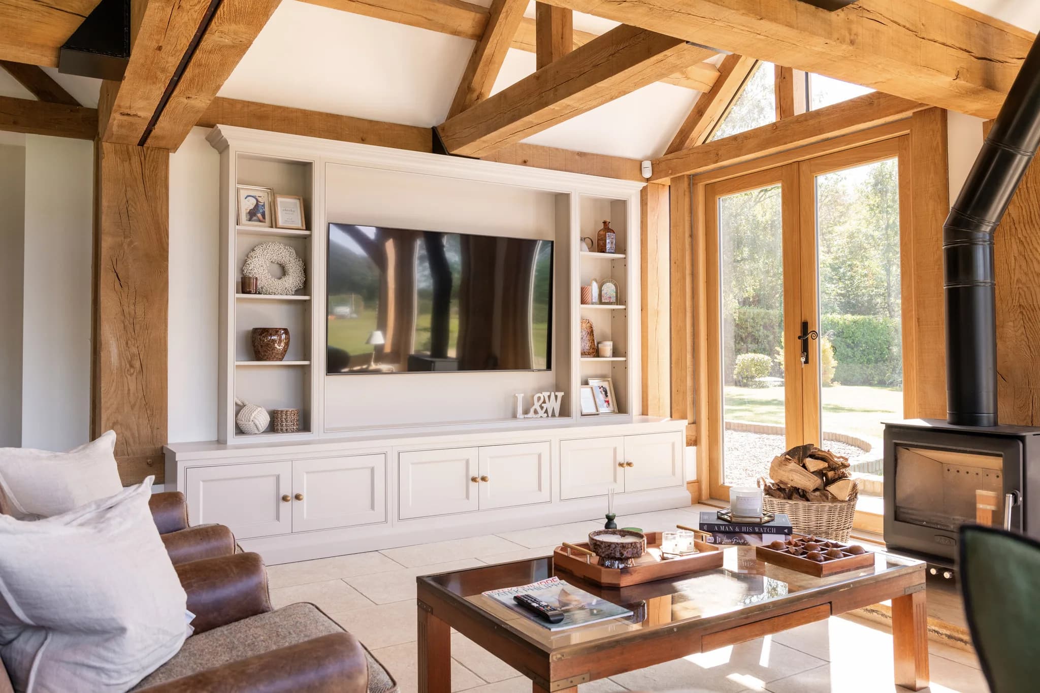 classic-in-frame-shaker-media-wall-nazeing-handmade-kitchen-company (3)