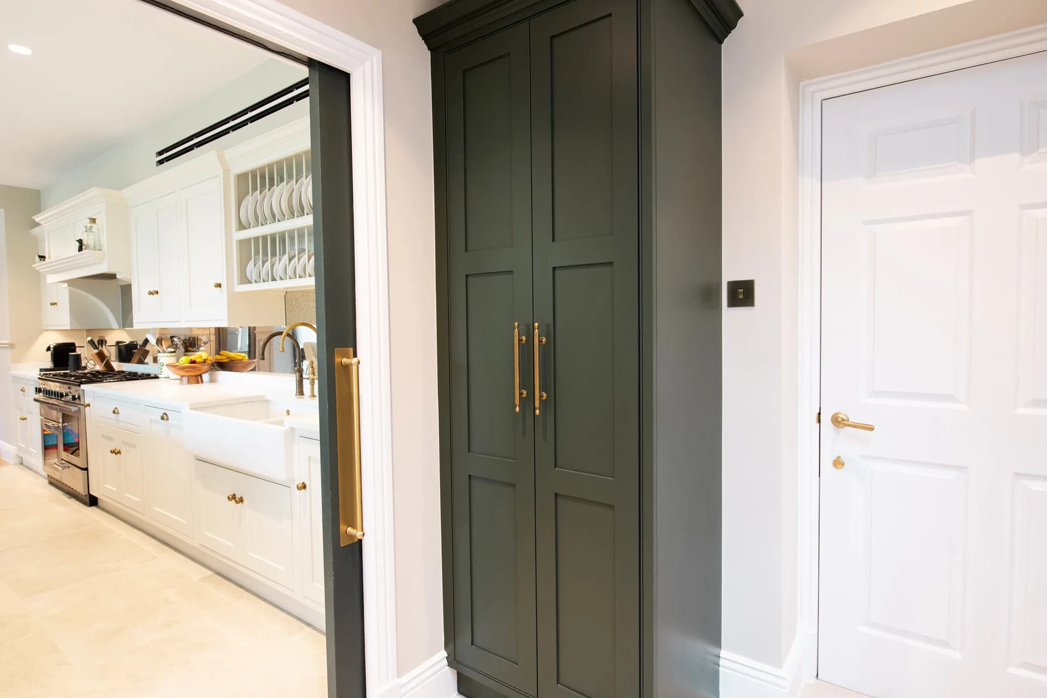 classic-in-frame-shaker-pantry-cuffley-handmade-kitchen-company (35)