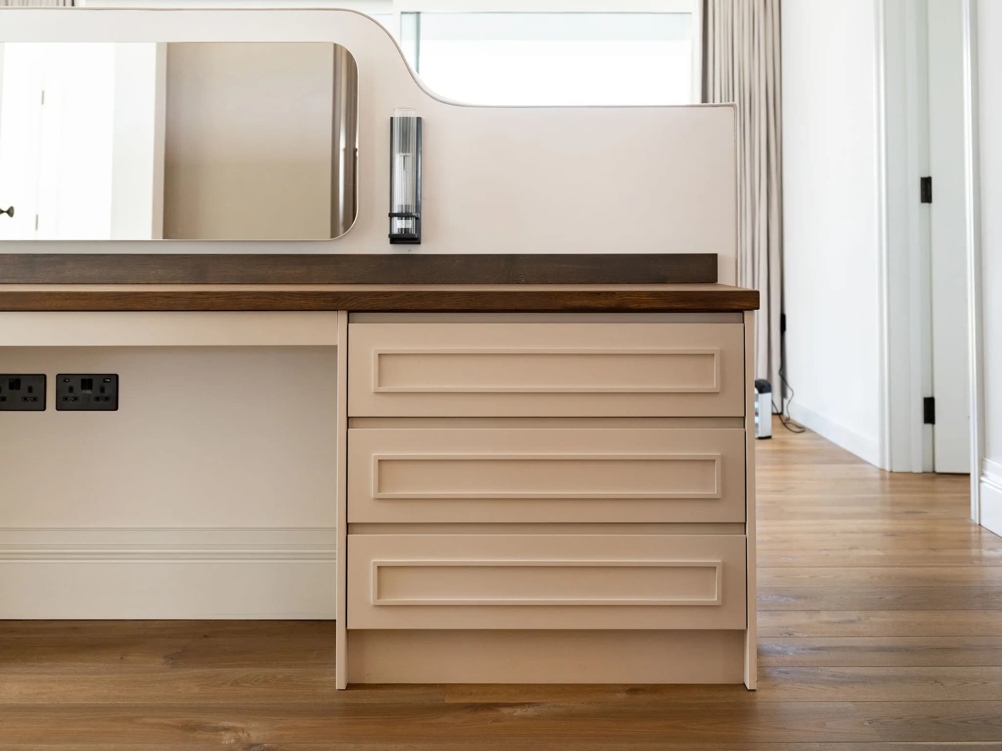 traditional-mapesbury-dressing-room-great-eversden-handmade-kitchen-company (4)