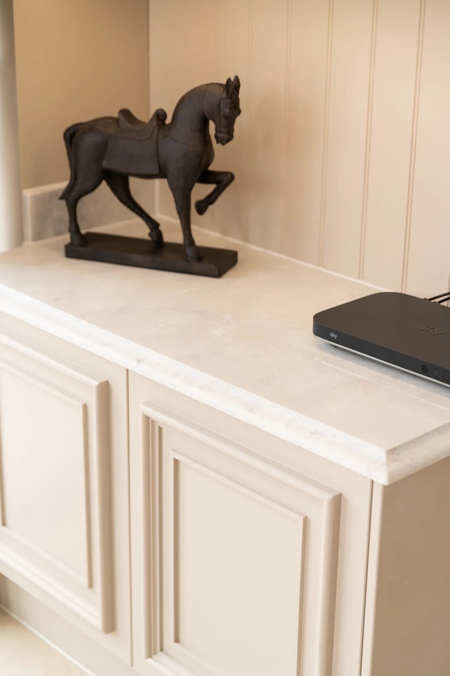 traditional-mapesbury-media-wall-essex-handmade-kitchen-company (6)