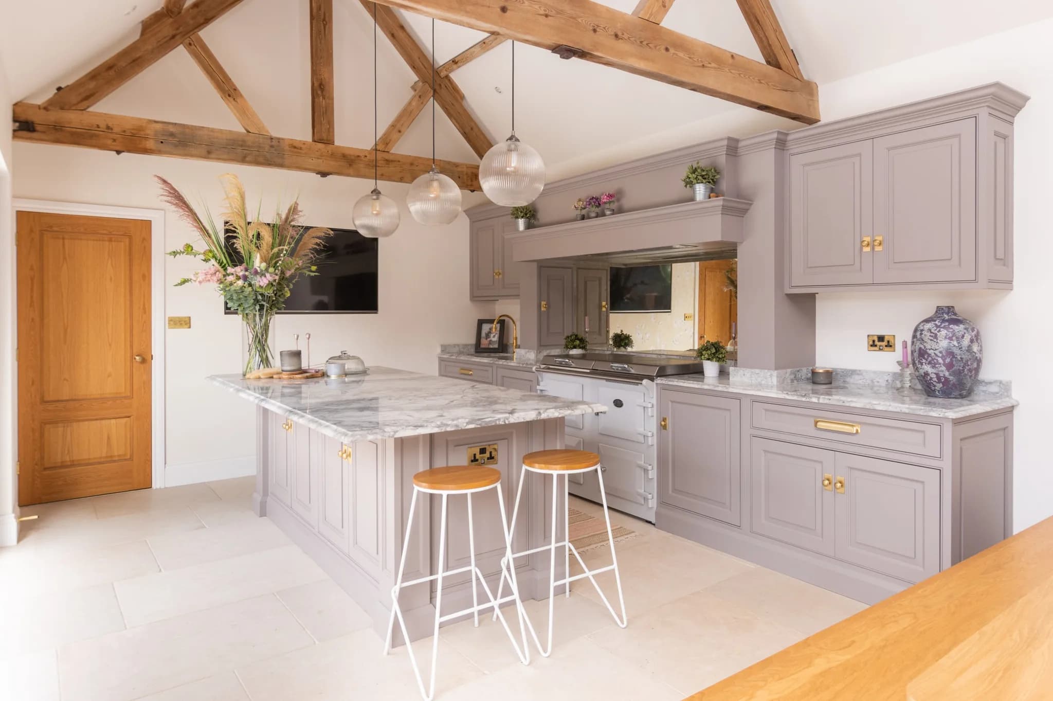 The Cosy Autumn Kitchen: Seating, Lighting and Atmosphere