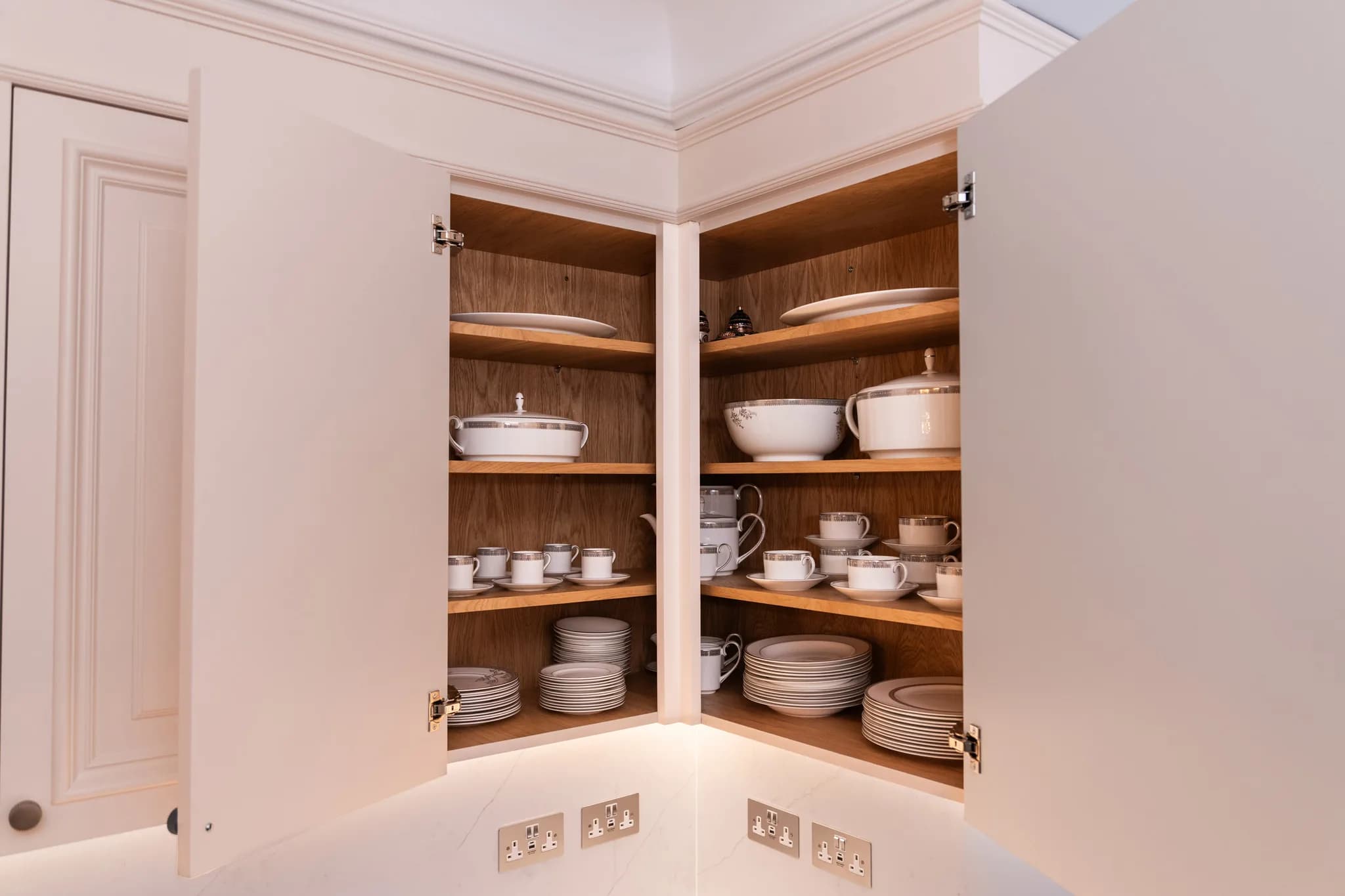 Traditional-lay-on-moulded-panelled-door-shaker-kitchen-kensington-handmade-kitchen-company (17)-2