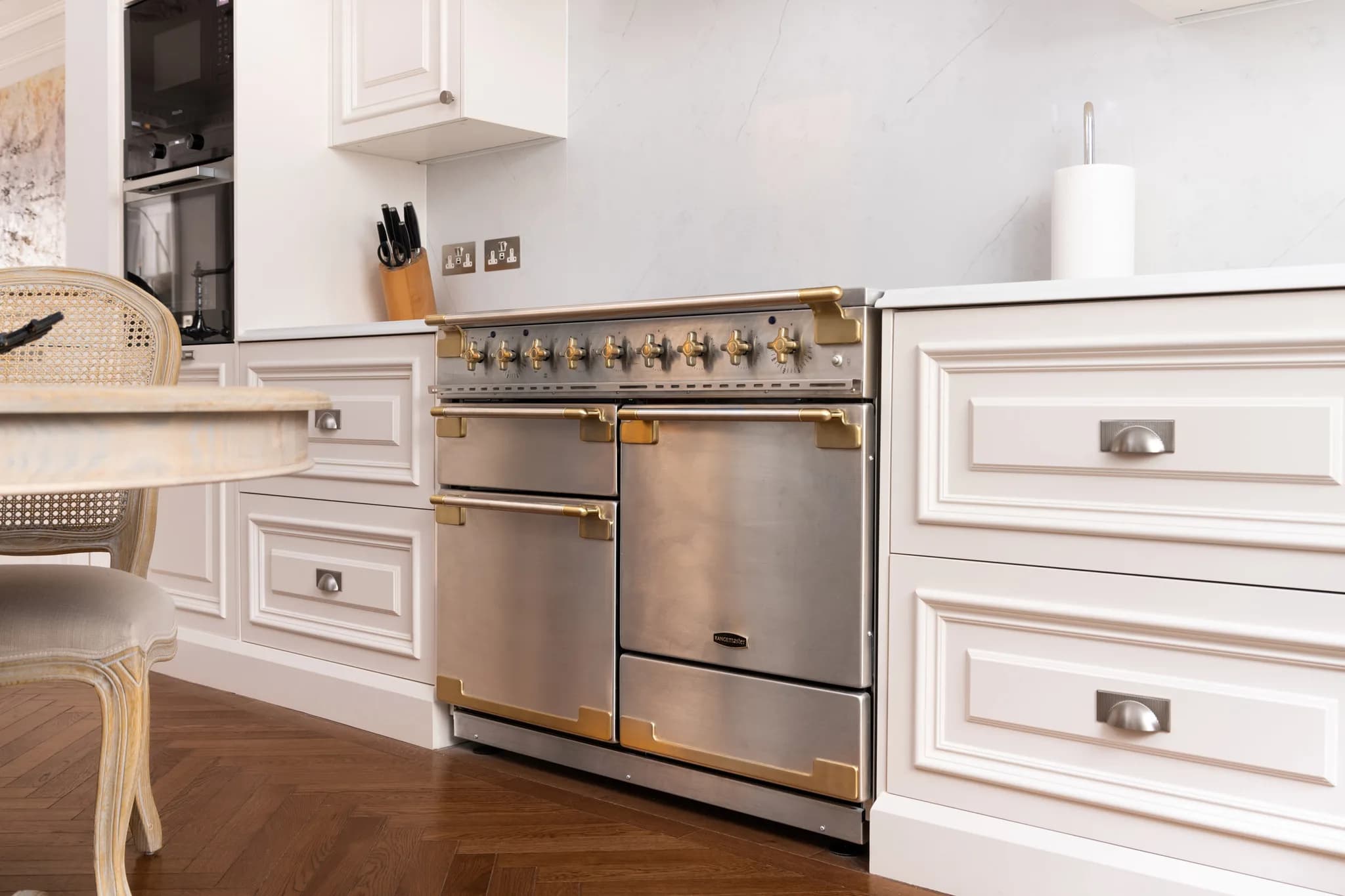 Traditional-lay-on-moulded-panelled-door-shaker-kitchen-kensington-handmade-kitchen-company (9)-2
