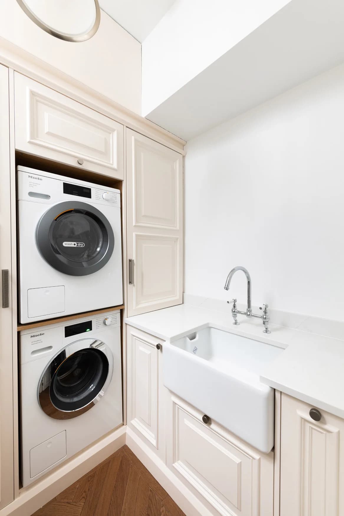 Traditional-lay-on-moulded-panelled-door-shaker-utility-kensington-handmade-kitchen-company (4)-18