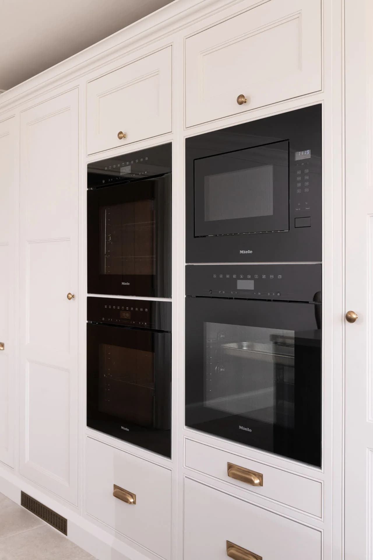 classic-in-frame-double-bead-flat-front-shaker-kitchen-felsted-handmade-kitchen-company-essex (17)