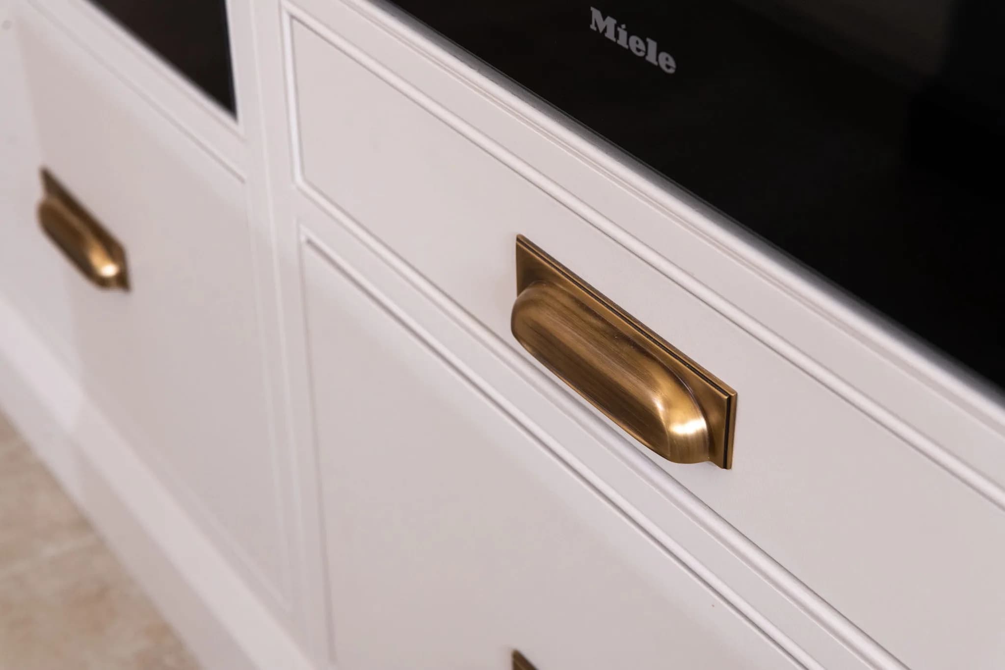 classic-in-frame-double-bead-flat-front-shaker-kitchen-felsted-handmade-kitchen-company-essex (19)