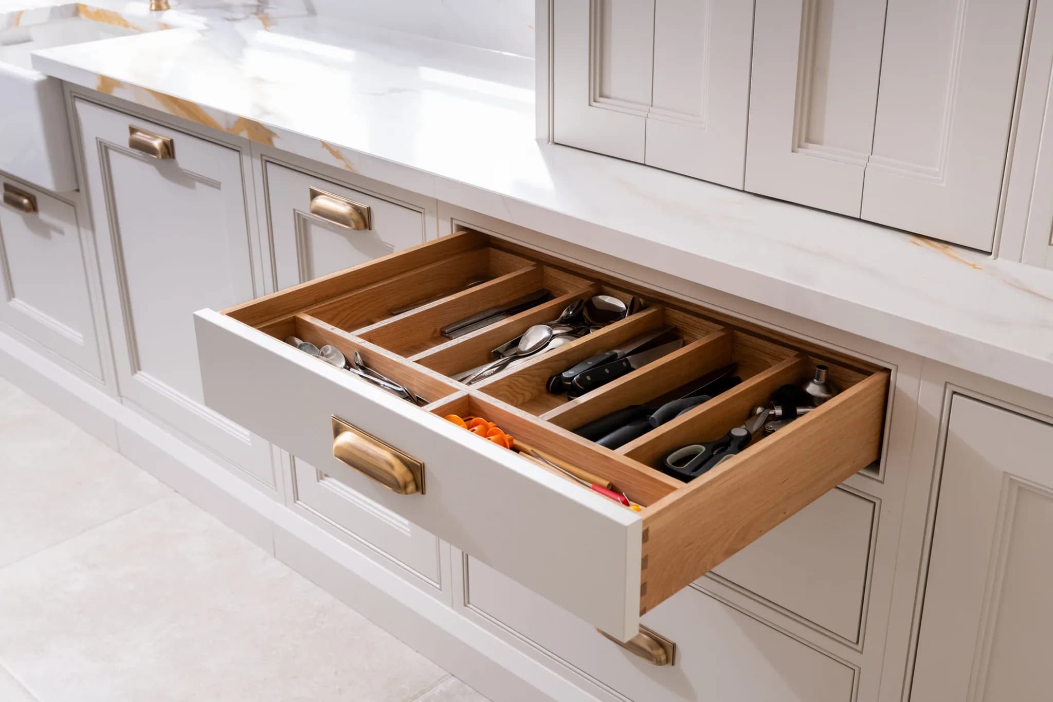classic-in-frame-double-bead-flat-front-shaker-kitchen-felsted-handmade-kitchen-company-essex (29)