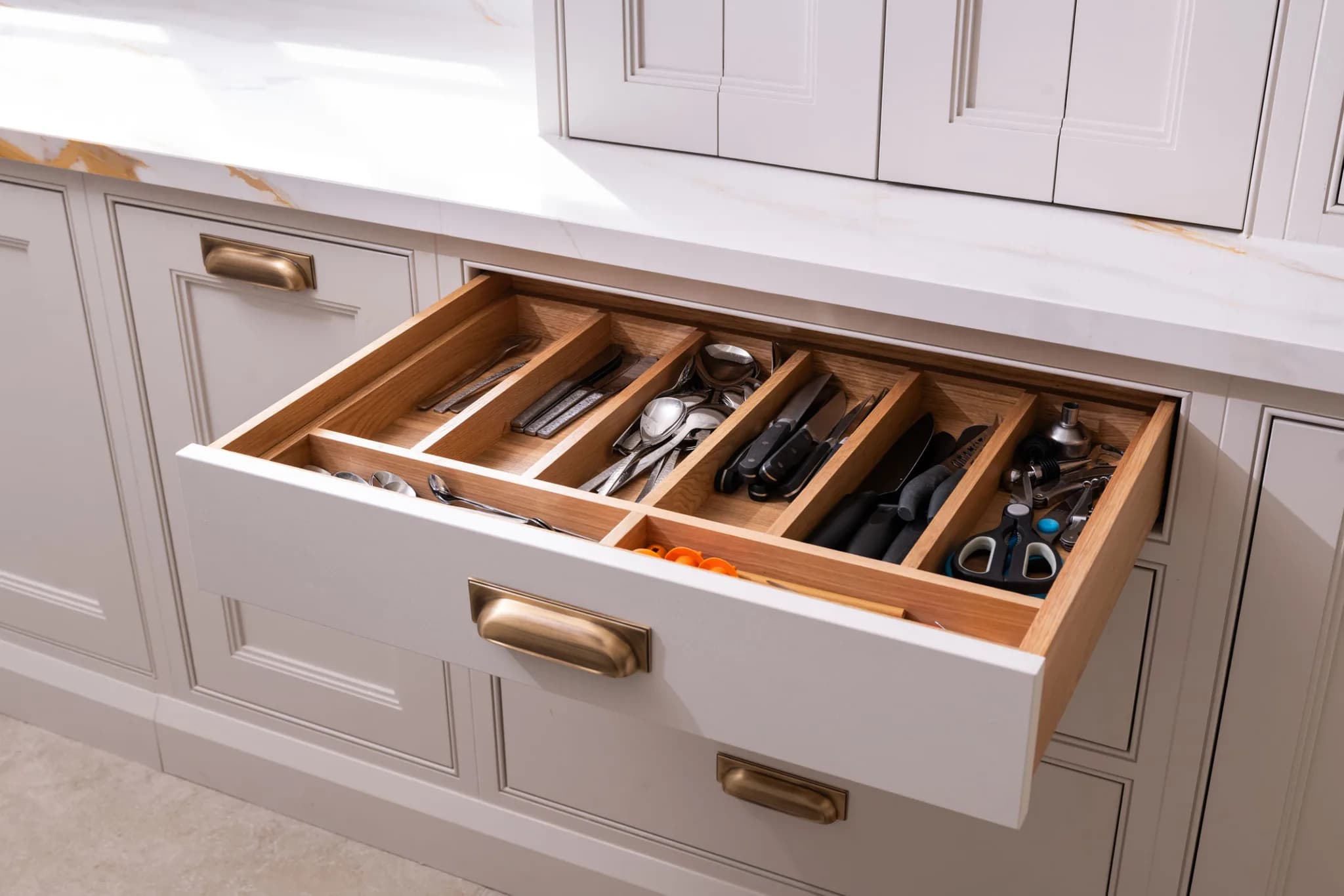 classic-in-frame-double-bead-flat-front-shaker-kitchen-felsted-handmade-kitchen-company-essex (30)