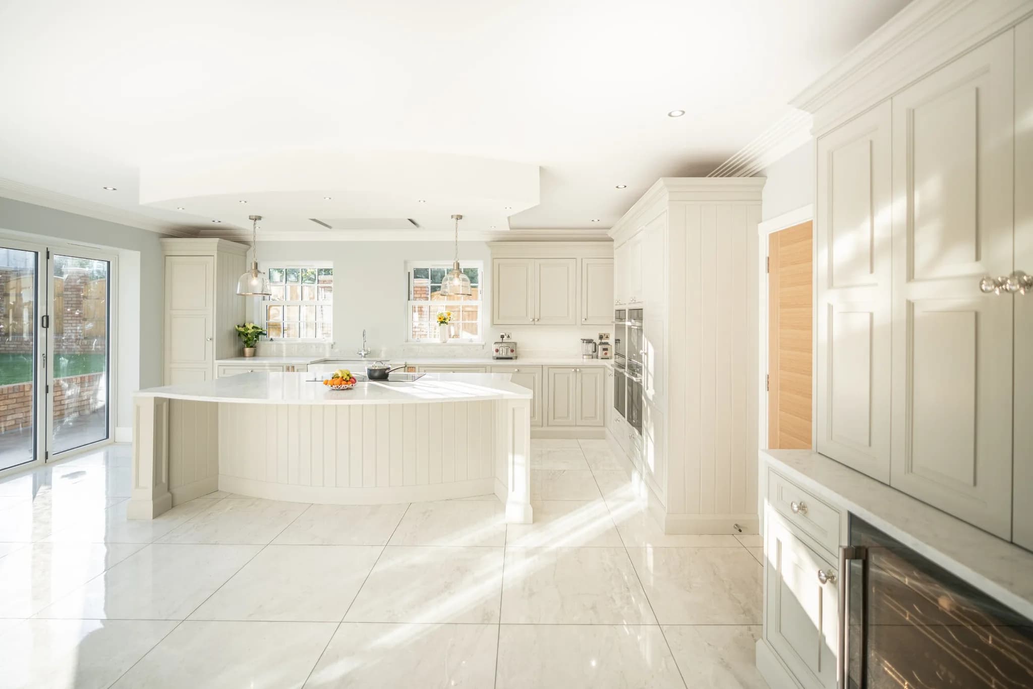 Large Kitchen Ideas: Layout, Zones and a Centrepiece