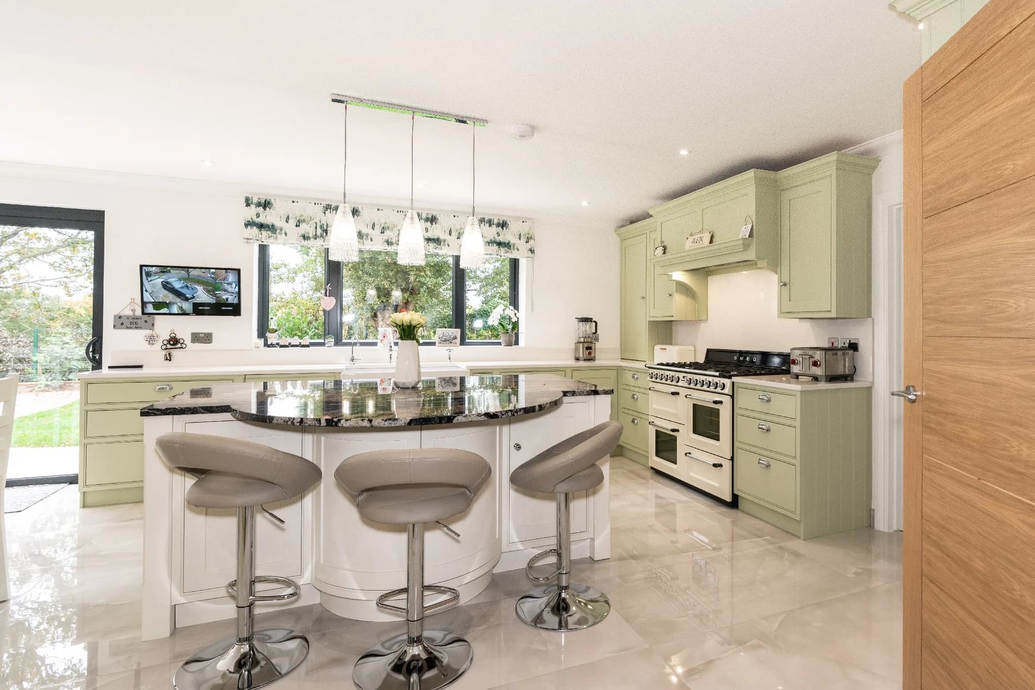 The Difference between Curved and Straight Cabinetry