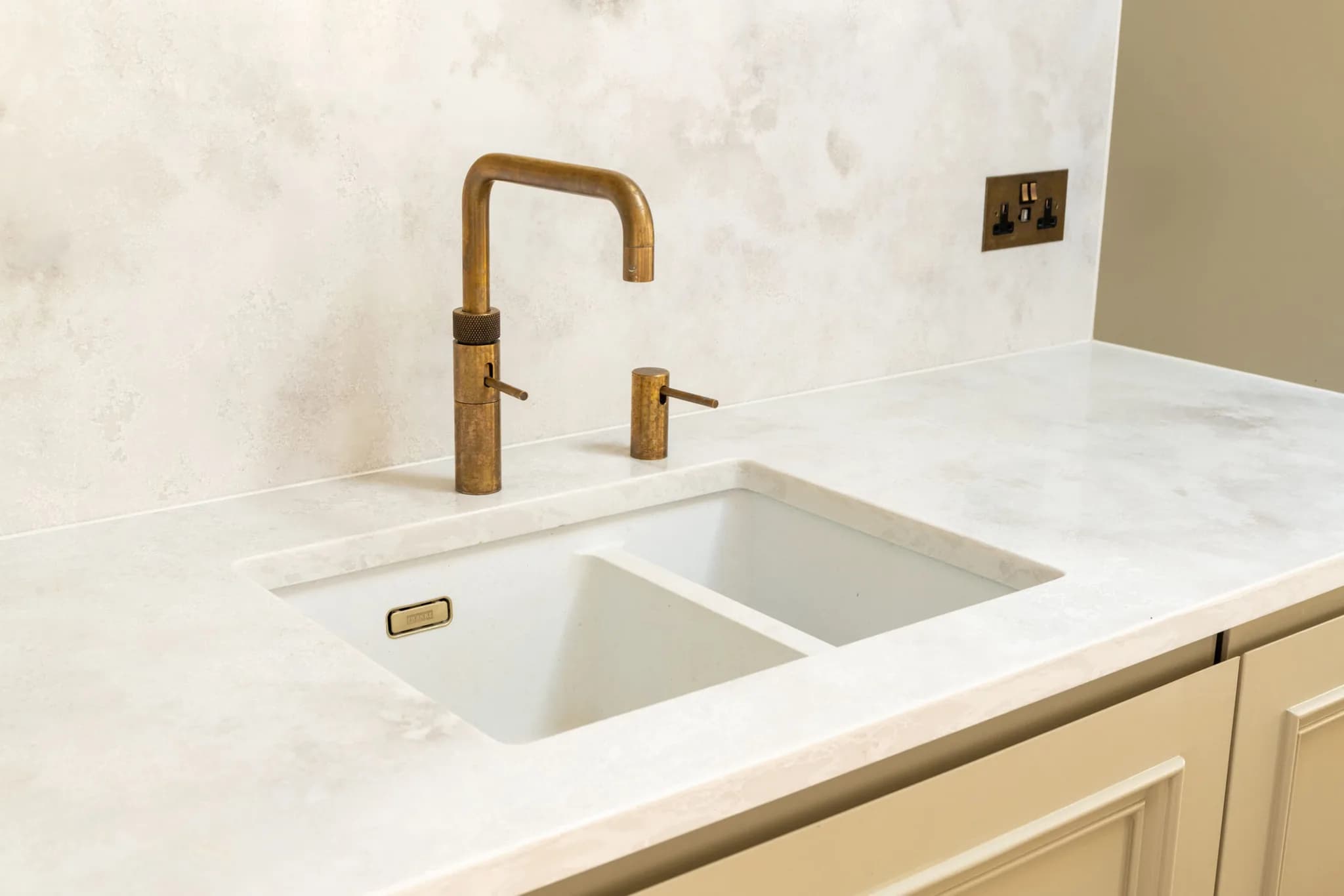 handleless-bespoke-soft-mapesbury-shaker-kitchen-london-handmade-kitchen-company (10)
