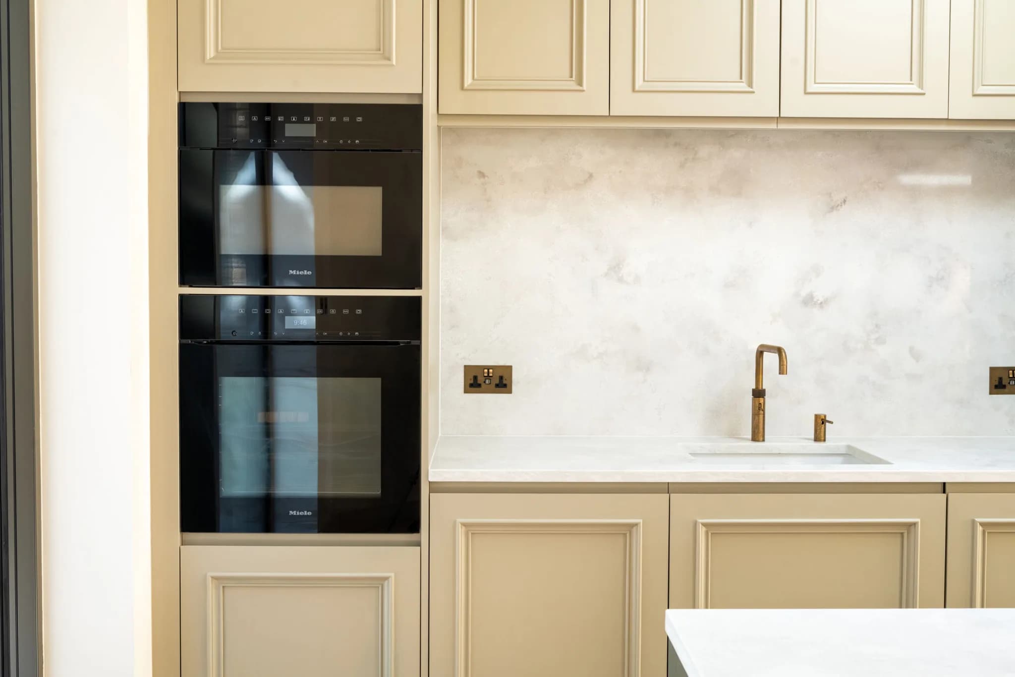 handleless-bespoke-soft-mapesbury-shaker-kitchen-london-handmade-kitchen-company (9)