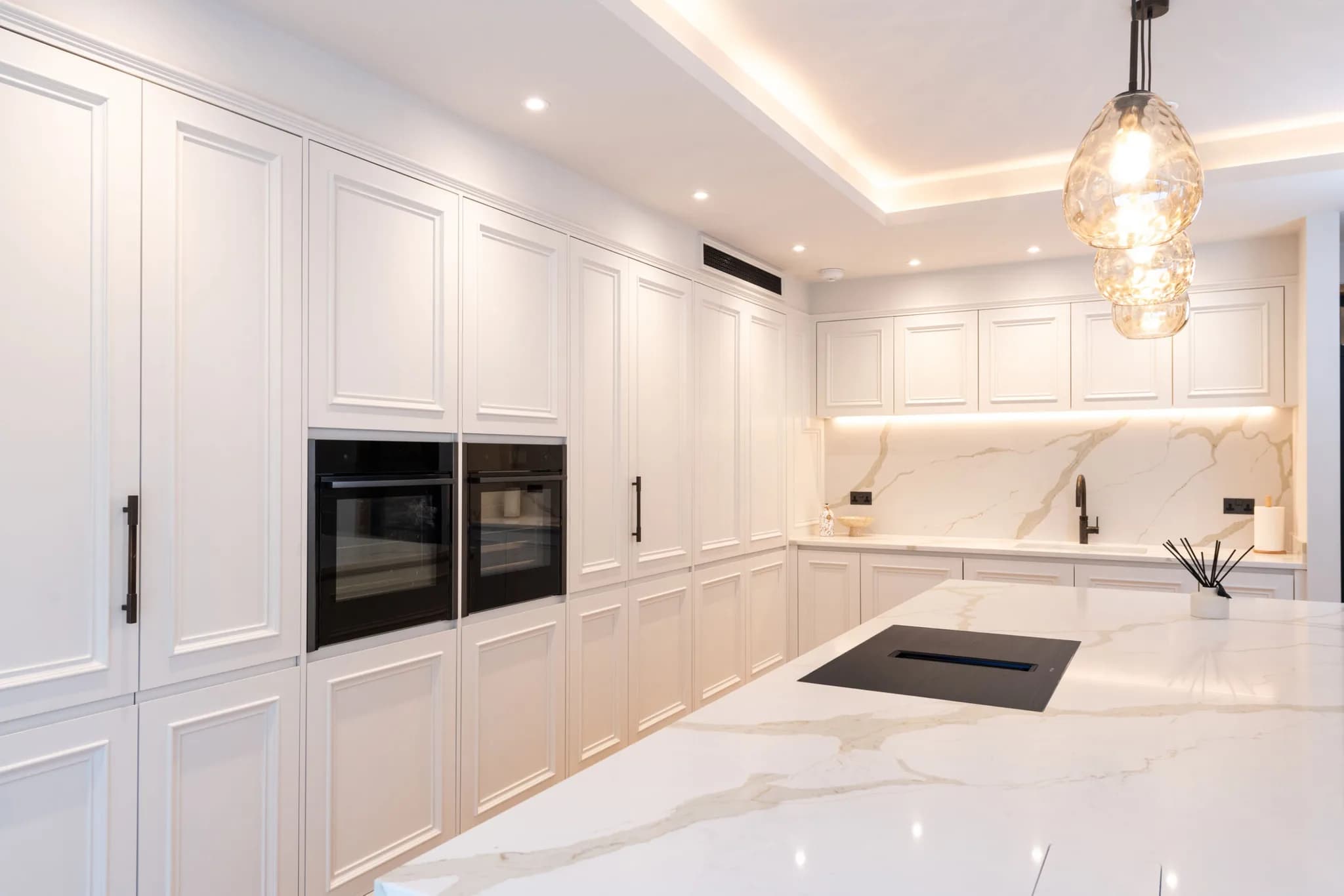 The Quiet Kitchen: Designing Out Noise, From Soft-Close Everything to Where the Extractor Lives