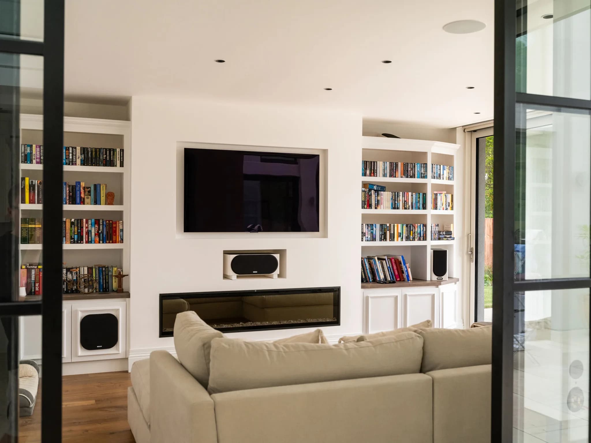 handleless-traditional-mapesbury-media-wall-great-eversden-handmade-kitchen-compan (6)