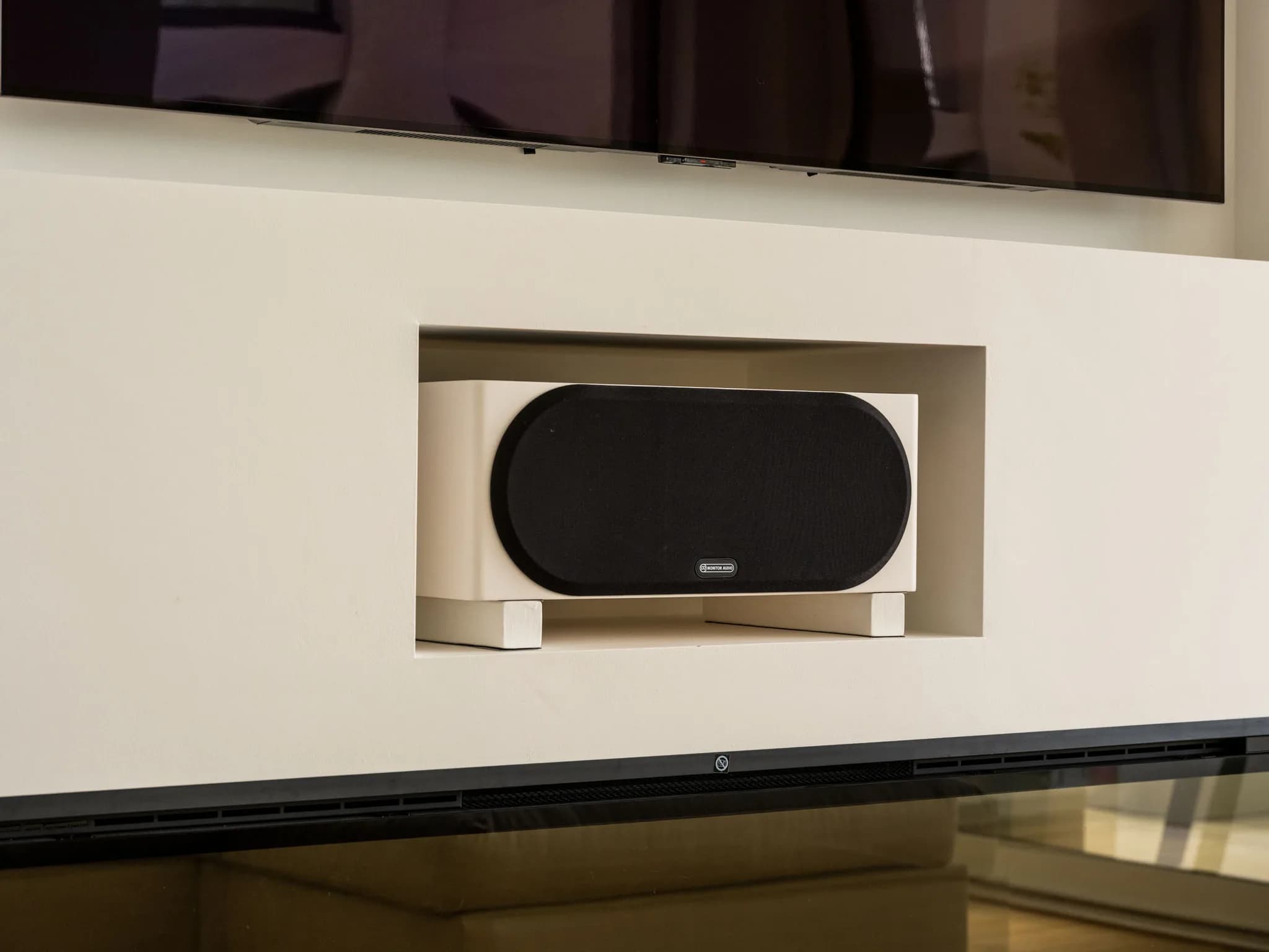 handleless-traditional-mapesbury-media-wall-great-eversden-handmade-kitchen-compan (8)