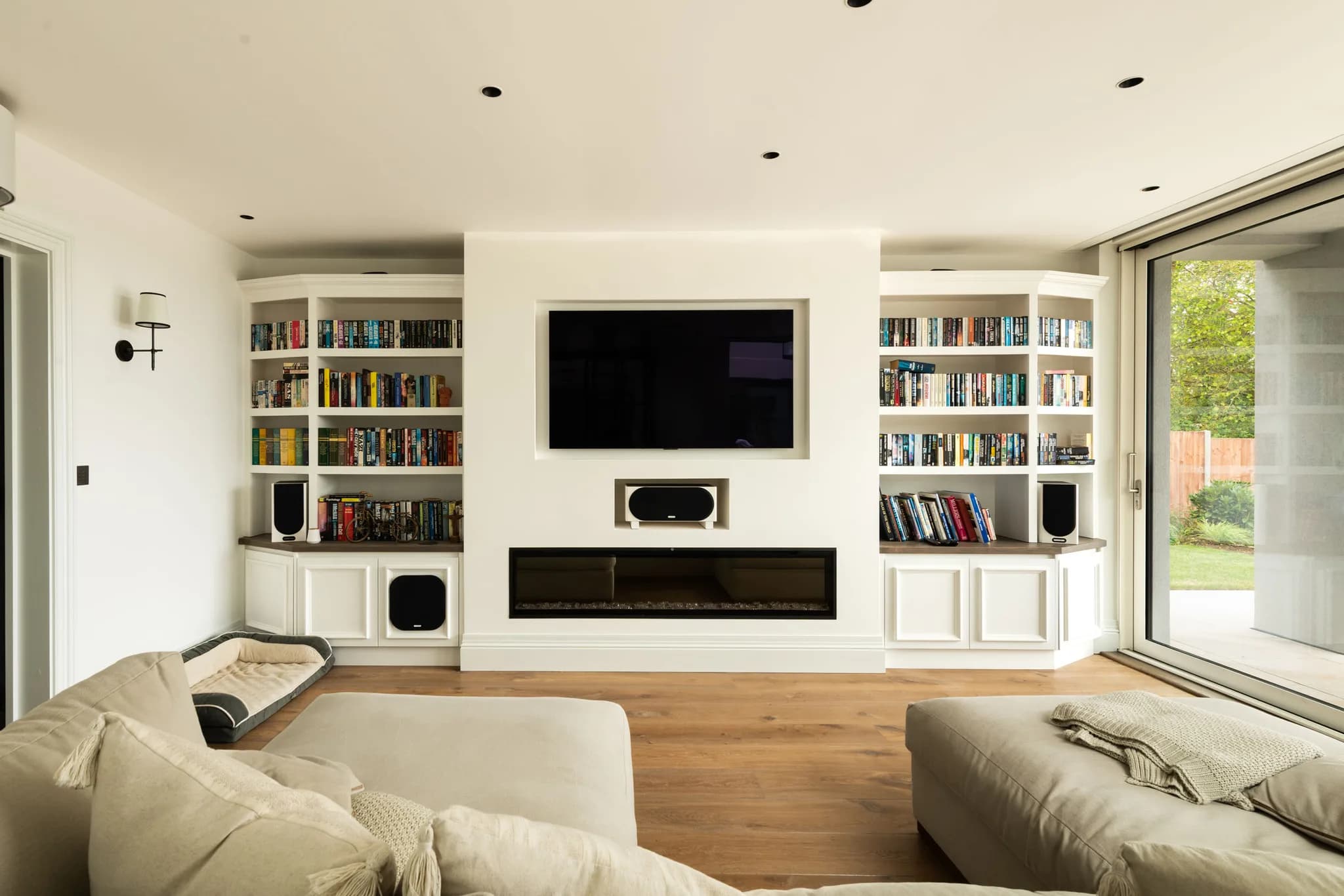 handleless-traditional-mapesbury-media-wall-great-eversden-handmade-kitchen-compan