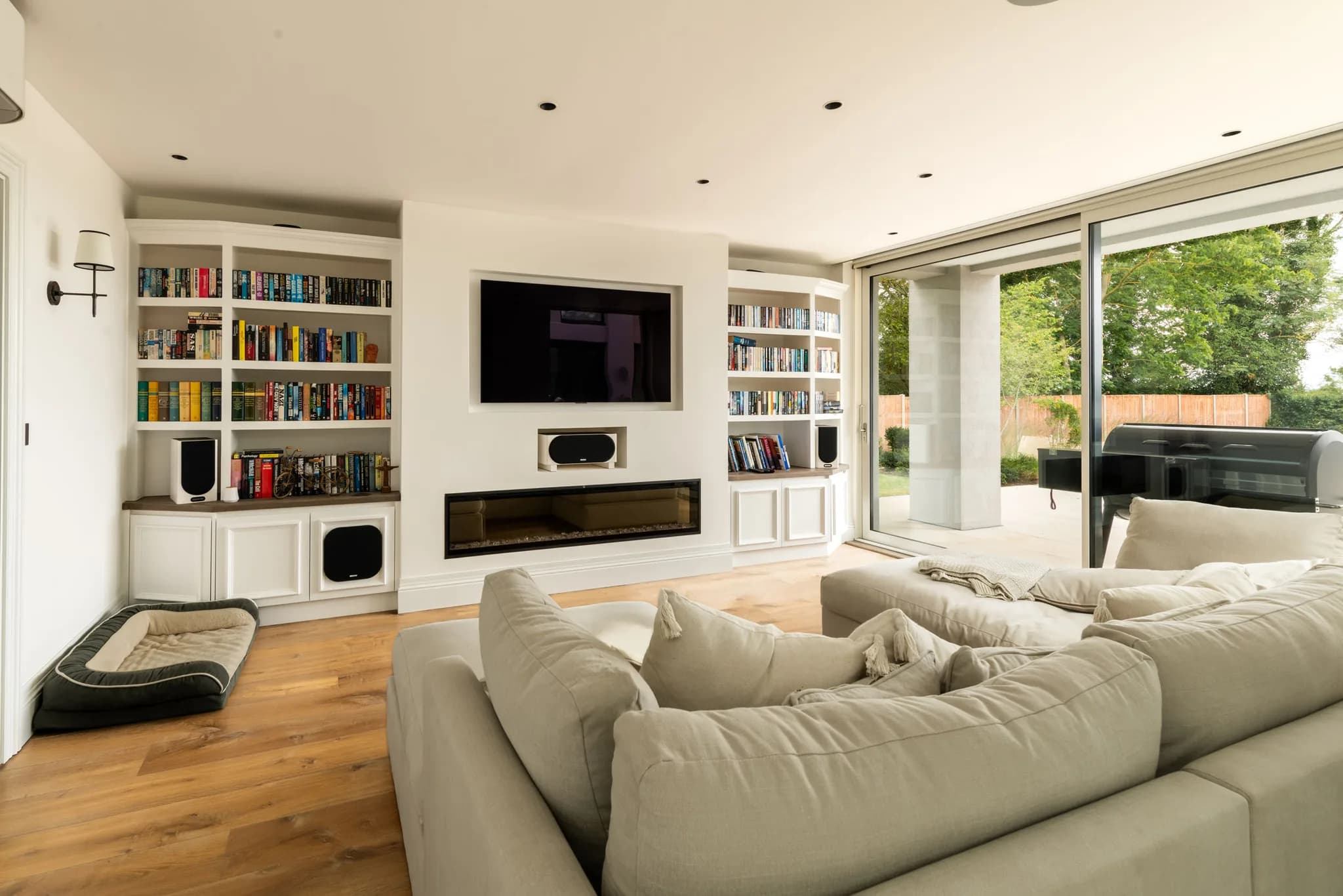 handleless-traditional-mapesbury-media-wall-great-eversden-handmade-kitchen-company (1)