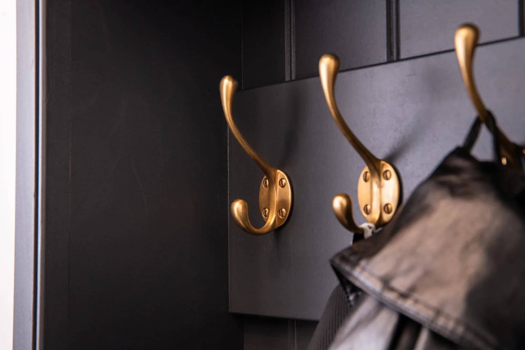 luxury-moulded-in-frame-beaded-panel-shaker-boot-room-sawbridgeworth-handmade-kitchen-company (2)