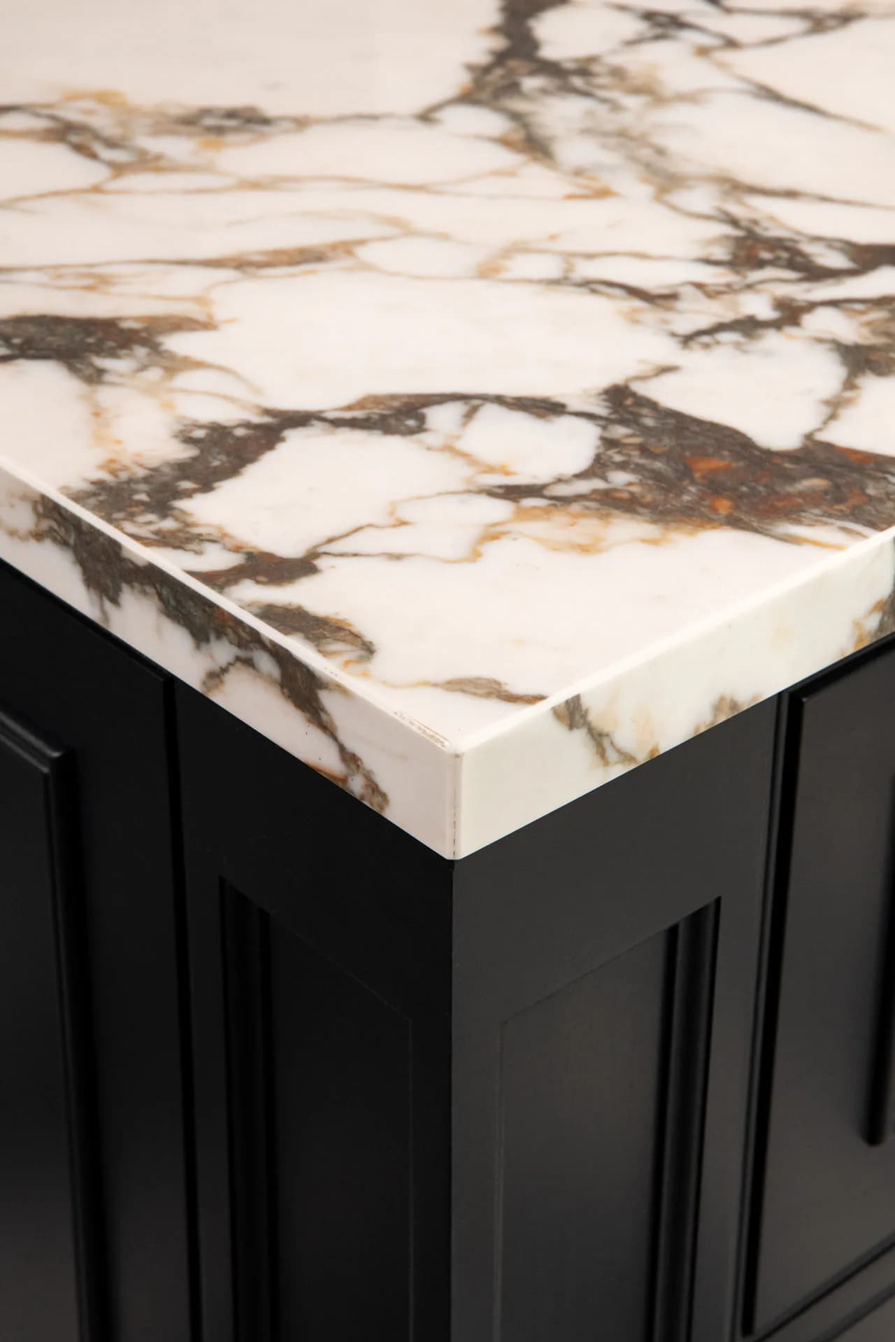 luxury-moulded-in-frame-beaded-panel-shaker-kitchen-sawbridgeworth-handmade-kitchen-company (16)