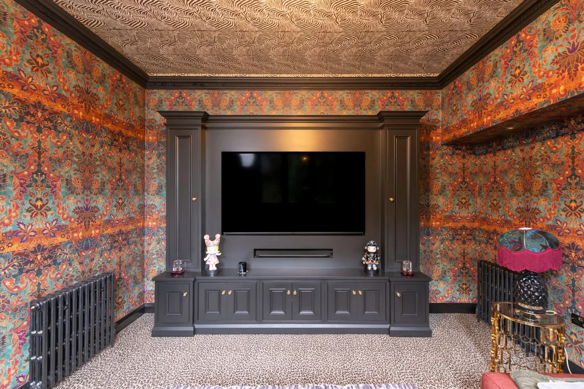 luxury-moulded-in-frame-beaded-panel-shaker-media-wall-sawbridgeworth-handmade-kitchen-company (1)