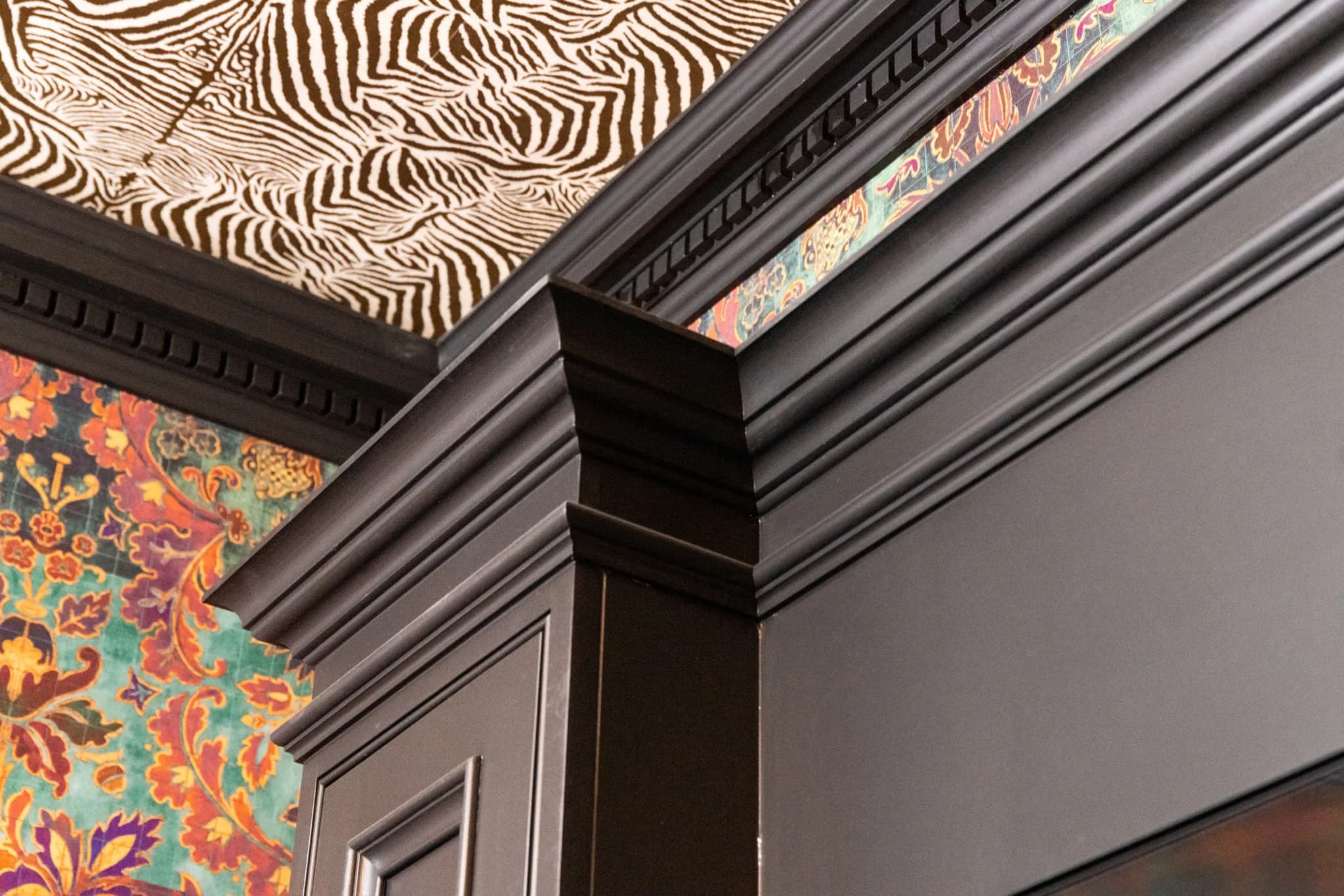 luxury-moulded-in-frame-beaded-panel-shaker-media-wall-sawbridgeworth-handmade-kitchen-company (3)