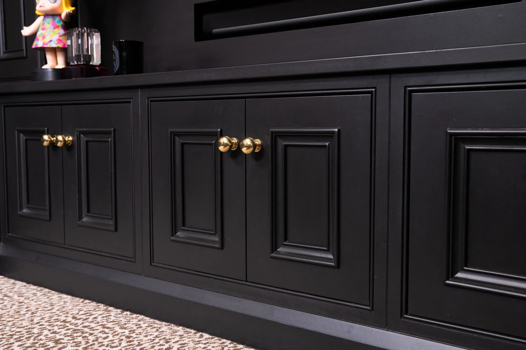 luxury-moulded-in-frame-beaded-panel-shaker-media-wall-sawbridgeworth-handmade-kitchen-company (5)