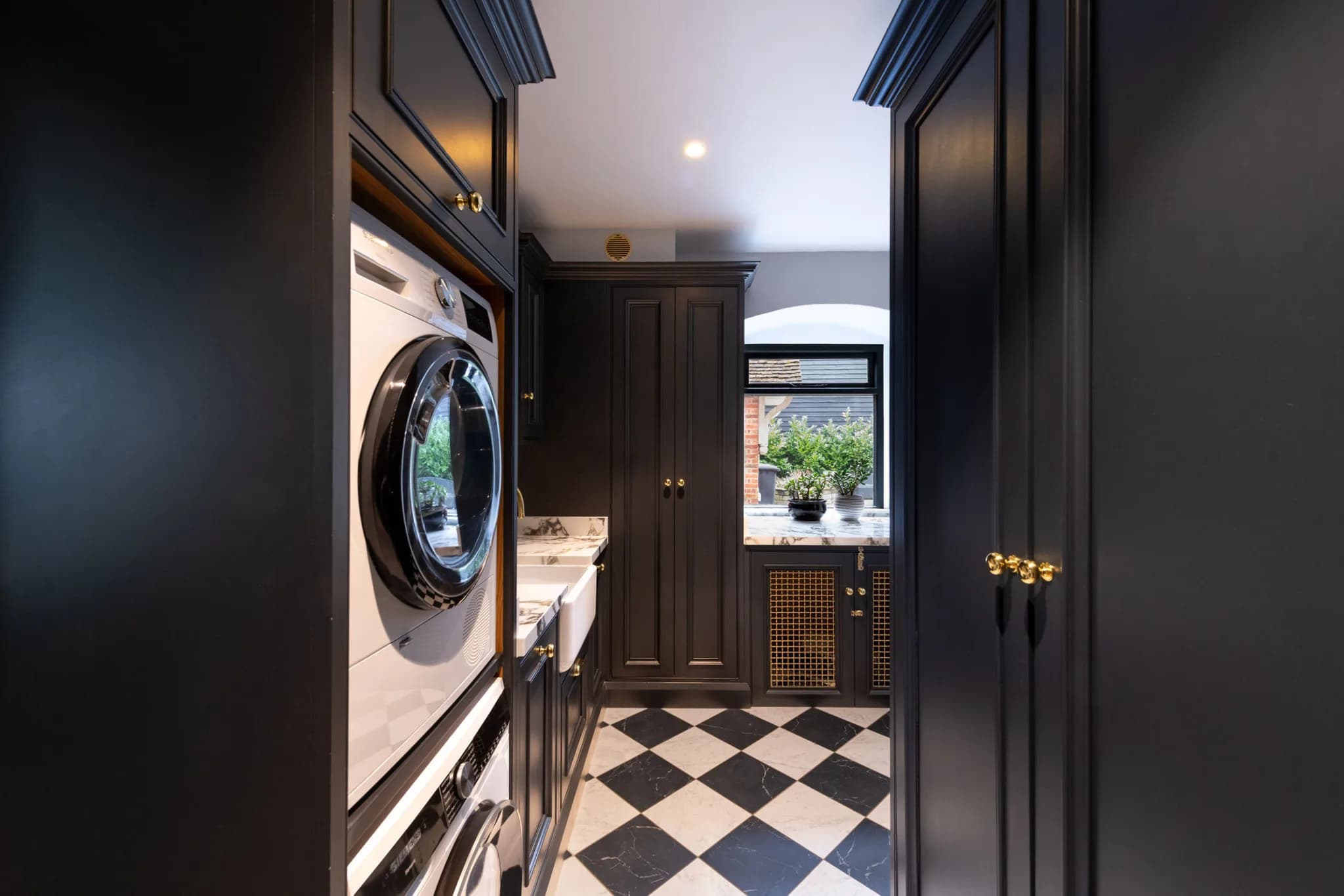 luxury-moulded-in-frame-beaded-panel-shaker-utility-room-sawbridgeworth-handmade-kitchen-company (2)