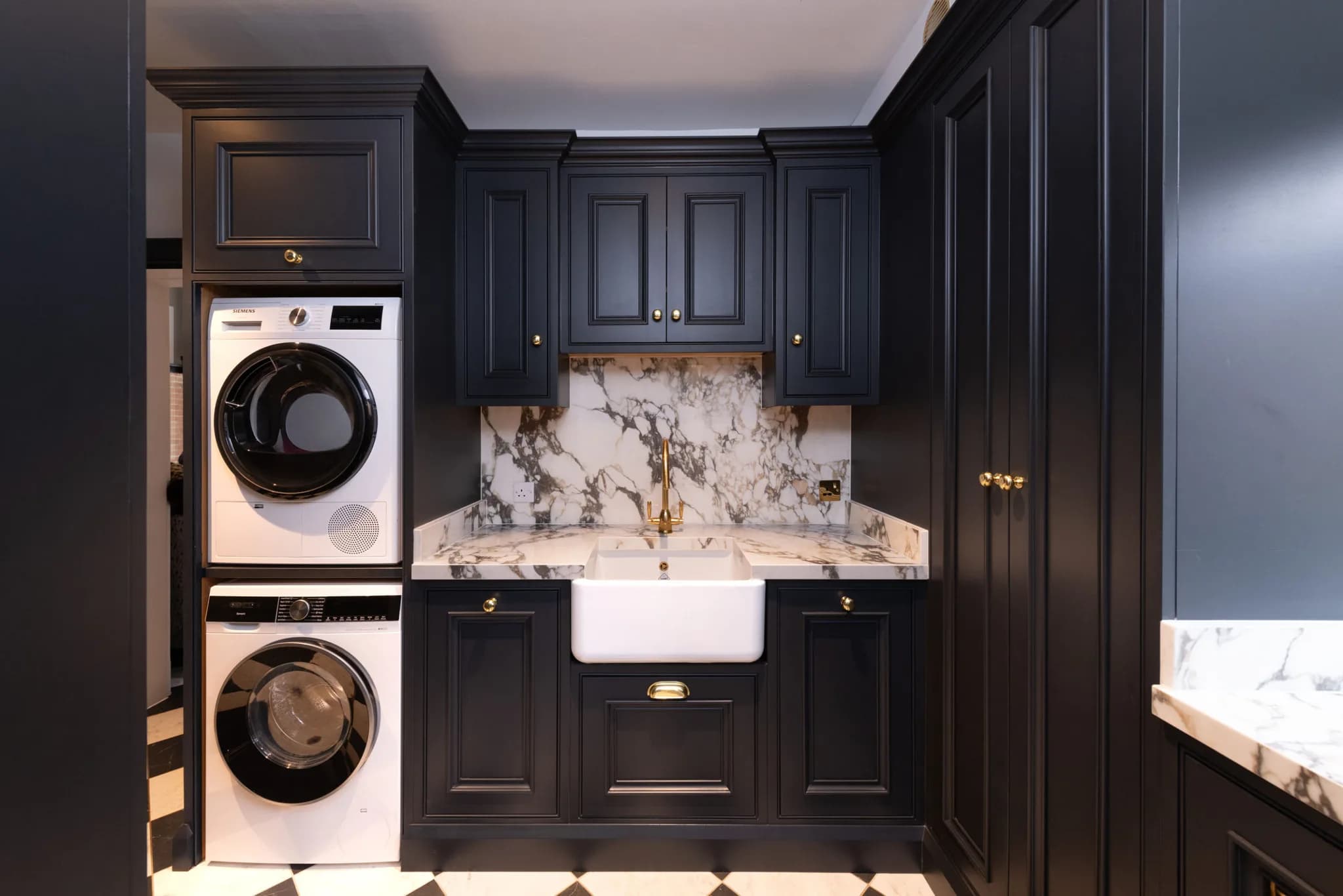 luxury-moulded-in-frame-beaded-panel-shaker-utility-room-sawbridgeworth-handmade-kitchen-company (3)