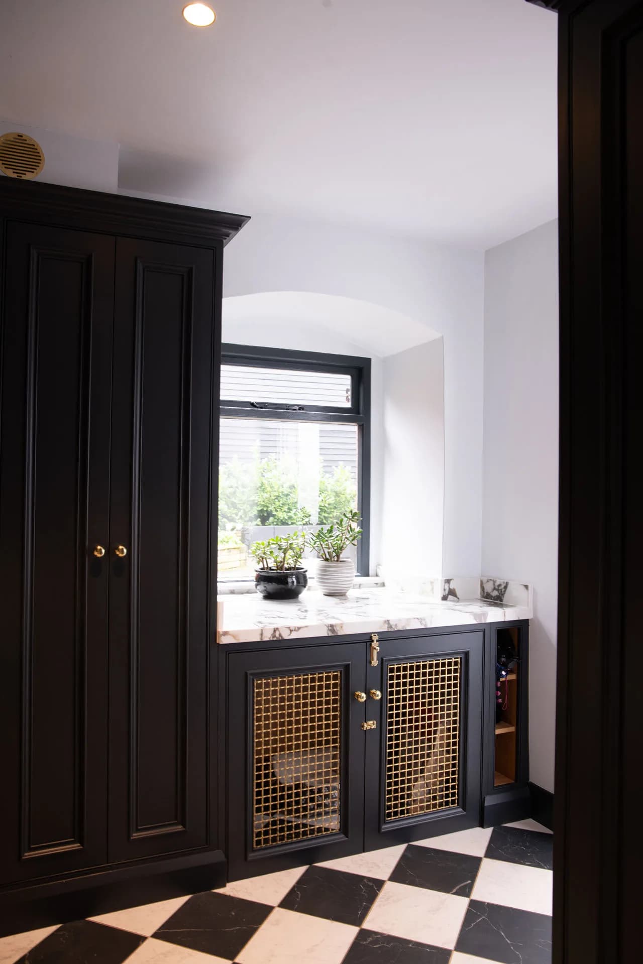 luxury-moulded-in-frame-beaded-panel-shaker-utility-room-sawbridgeworth-handmade-kitchen-company (5)