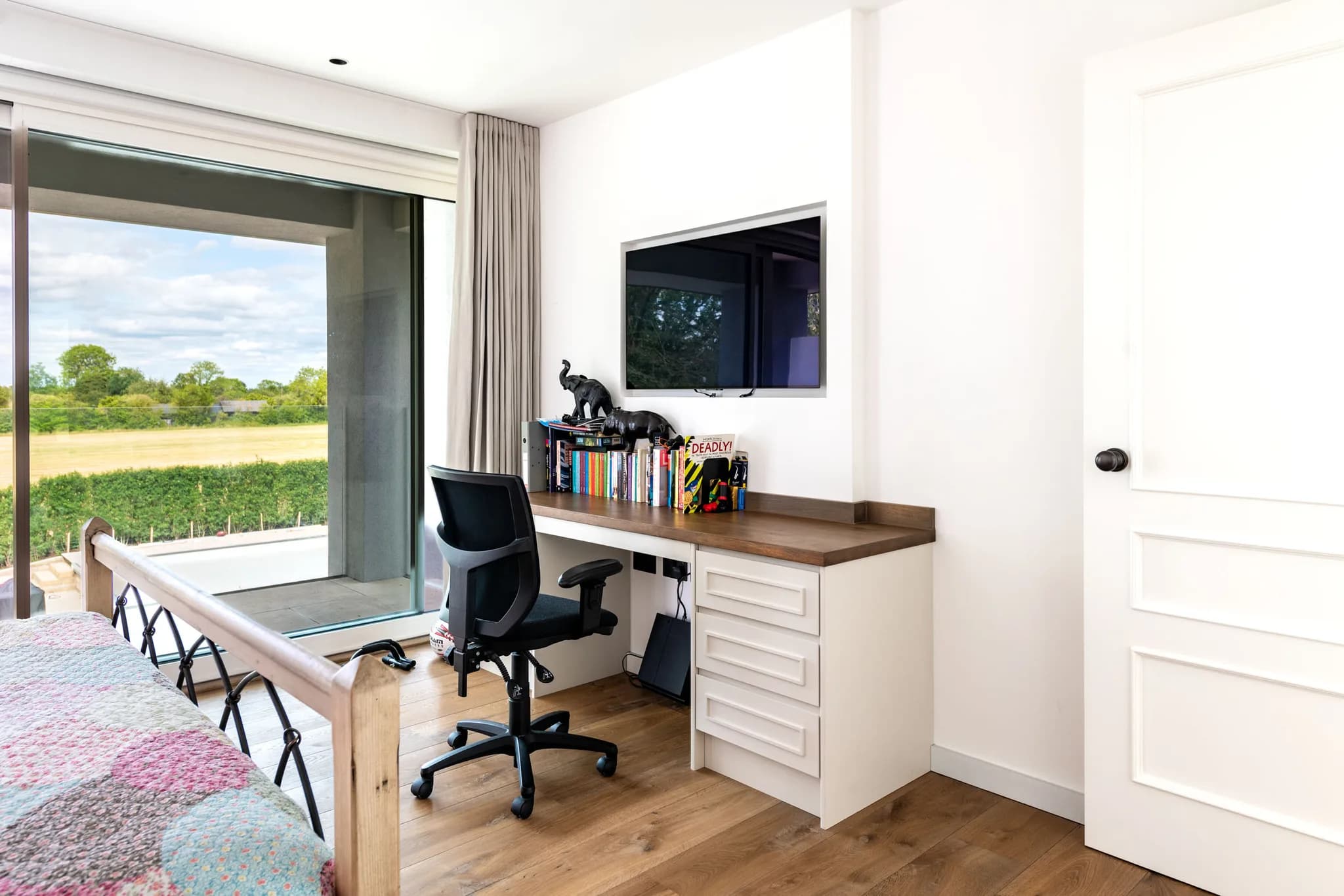 traditional-mapesbury-bedroom-wardrobes-great-eversden-handmade-kitchen-company (1)