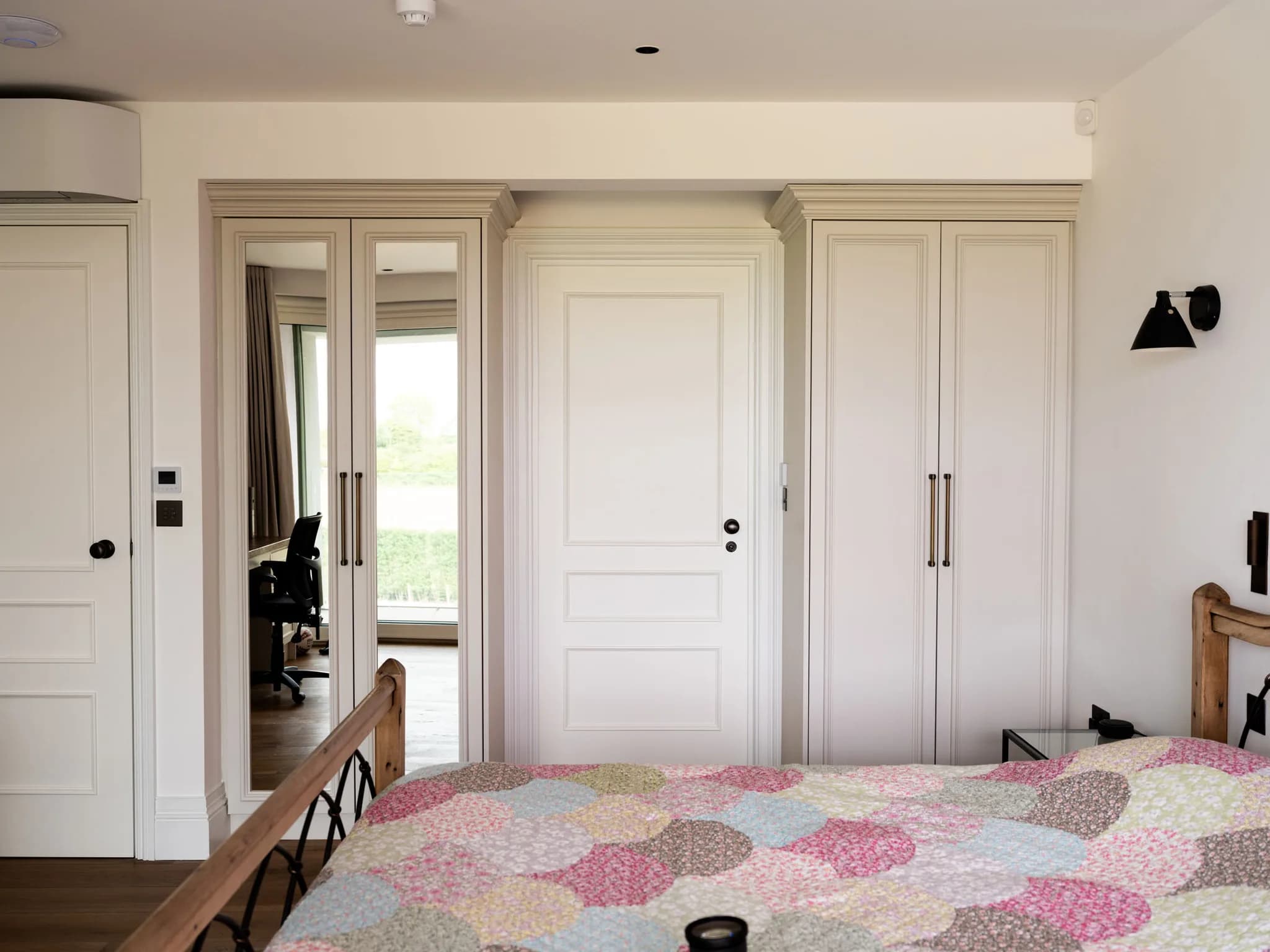 traditional-mapesbury-bedroom-wardrobes-great-eversden-handmade-kitchen-company (4)