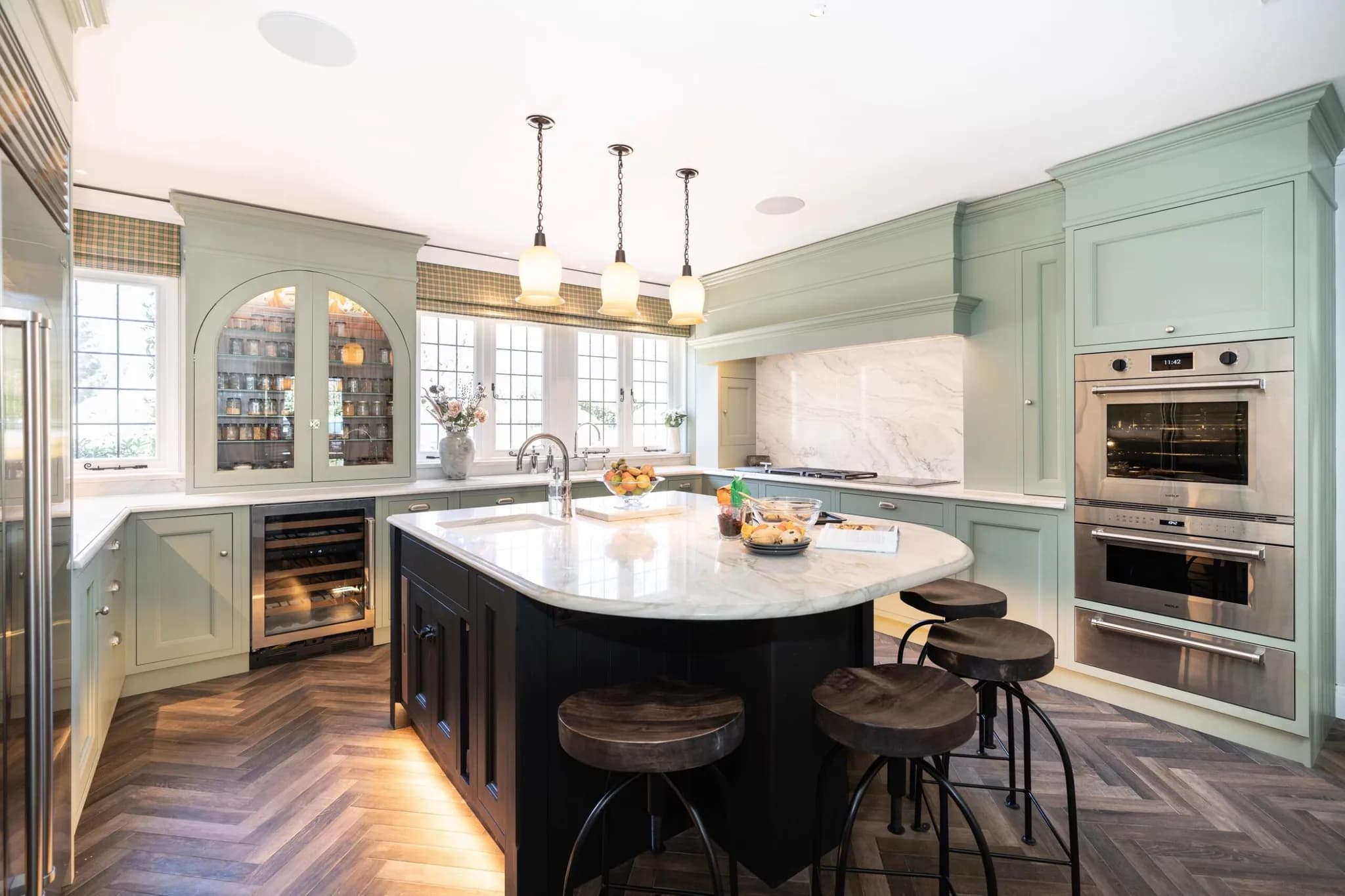 Designing a Kitchen for Entertaining: Layout, Seating and Zones