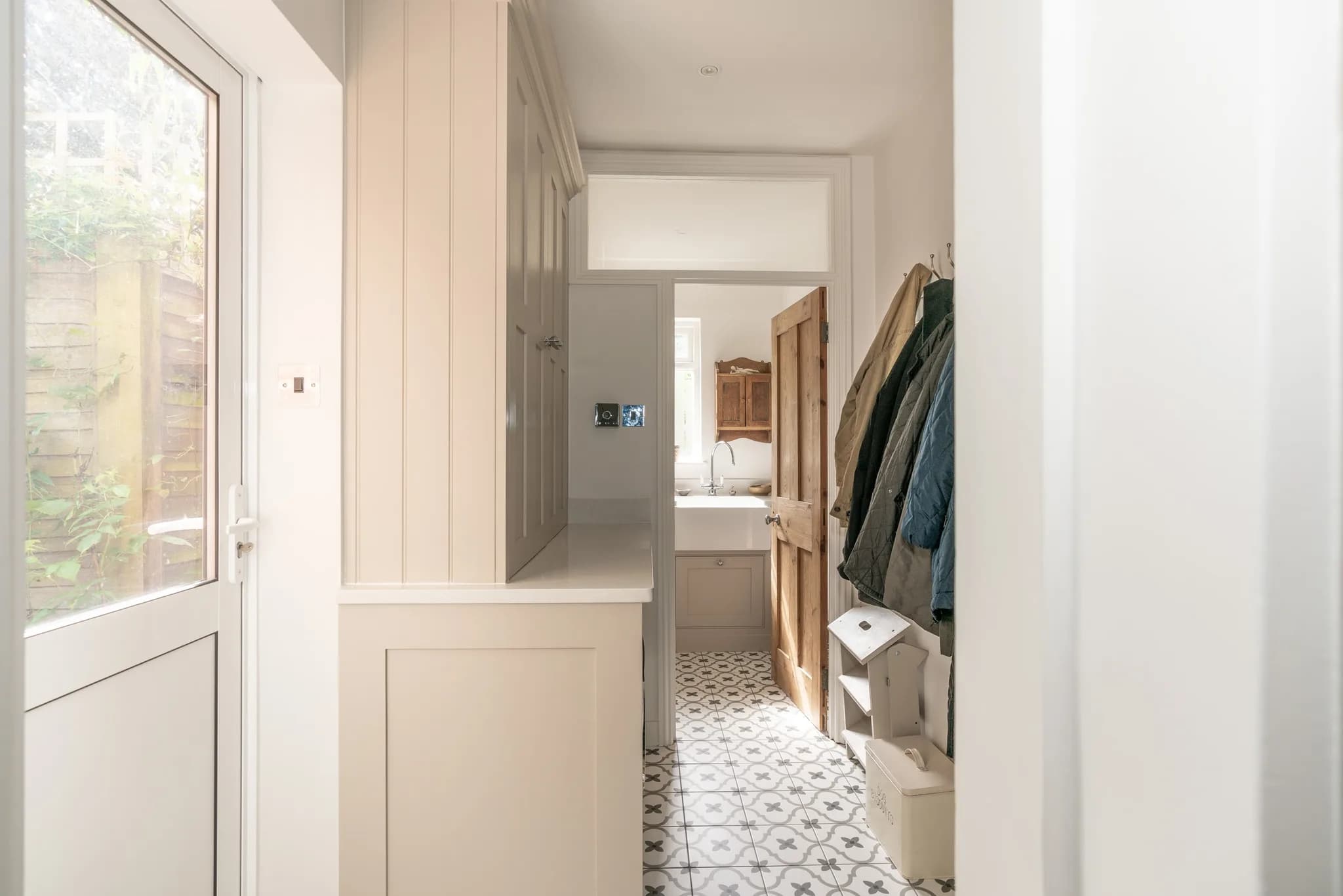 warm-neutral-classic-shaker-bishops-stortford-nicholas-bridger-handmade-kitchen-company-10