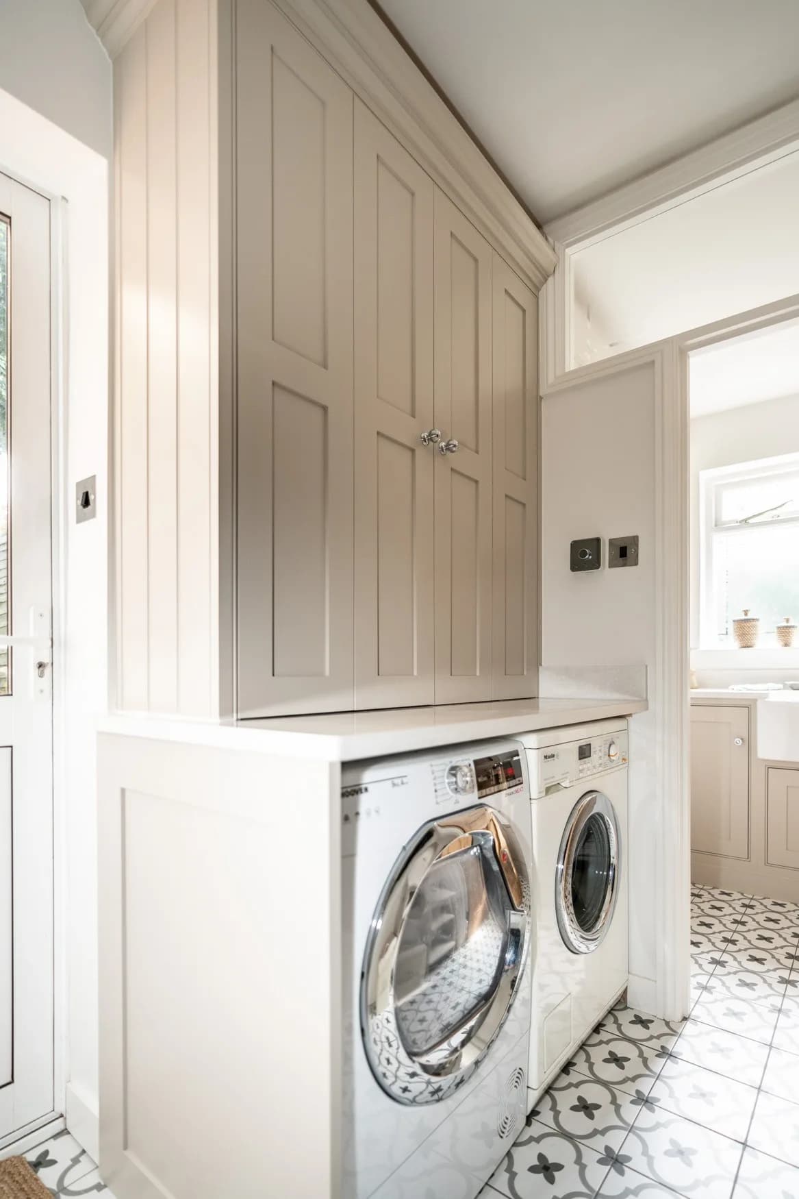 warm-neutral-classic-shaker-bishops-stortford-nicholas-bridger-handmade-kitchen-company-13