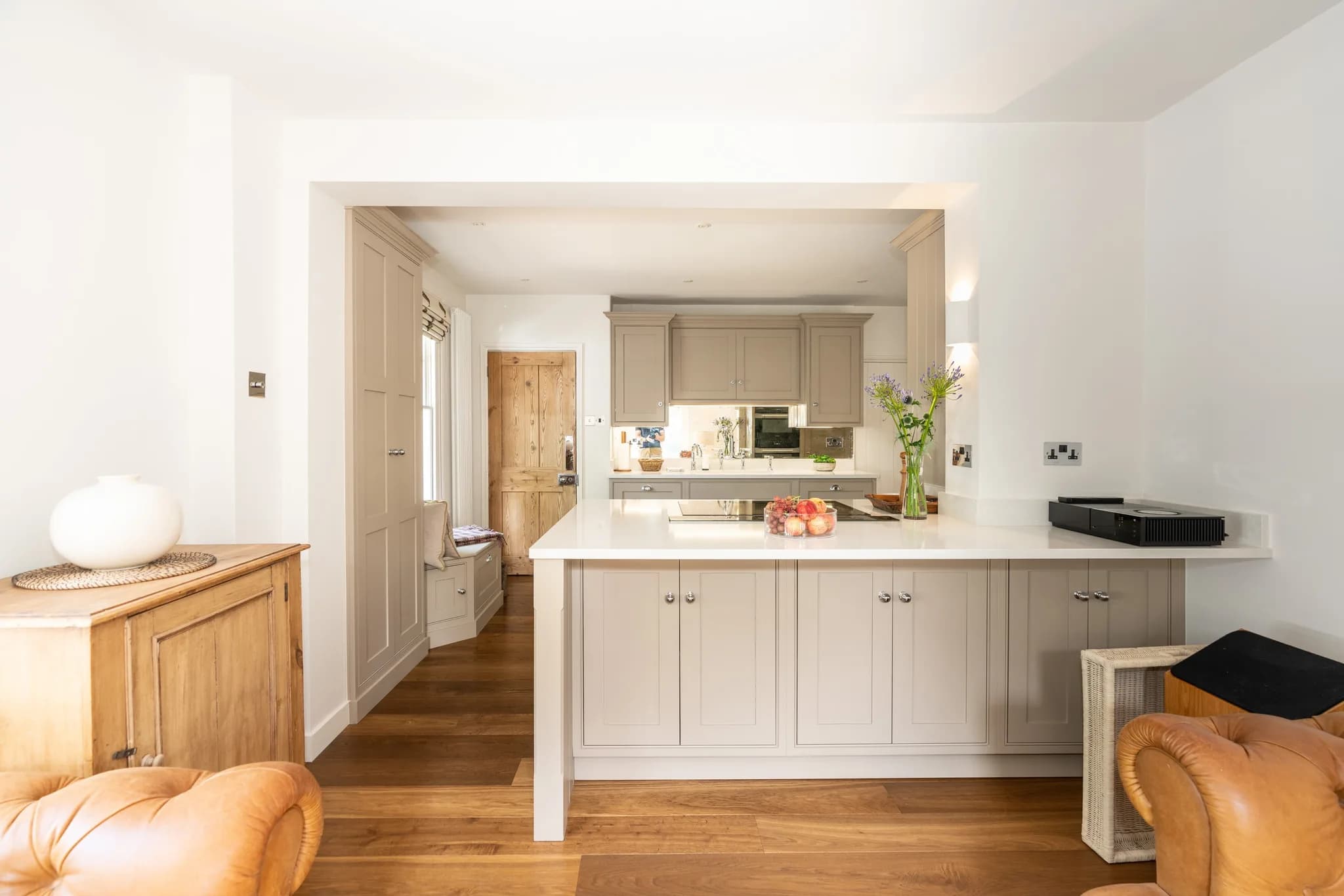 warm-neutral-classic-shaker-bishops-stortford-nicholas-bridger-handmade-kitchen-company-8