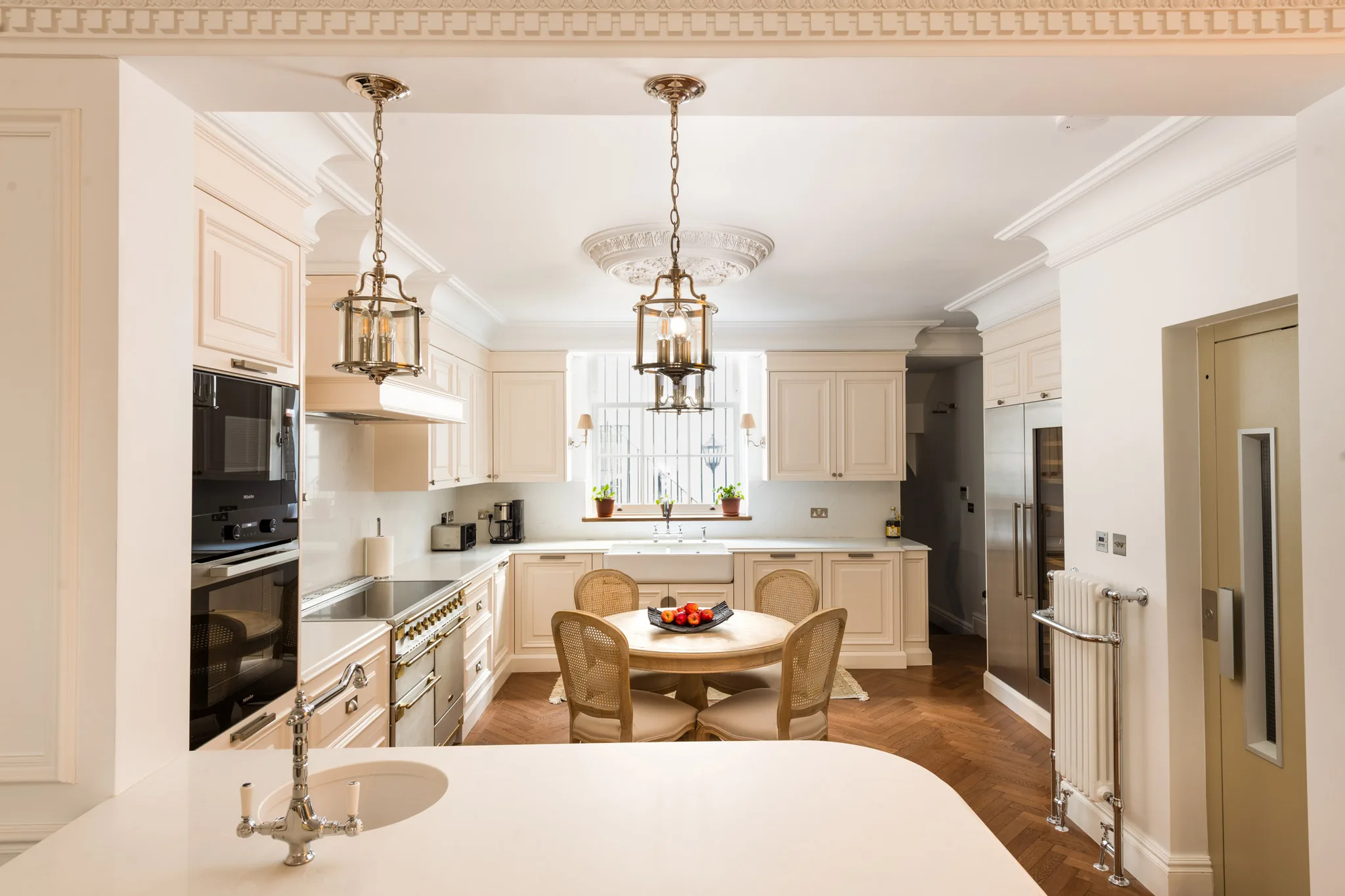 Traditional-lay-on-moulded-panelled-door-shaker-kitchen-kensington-handmade-kitchen-company (2)-2