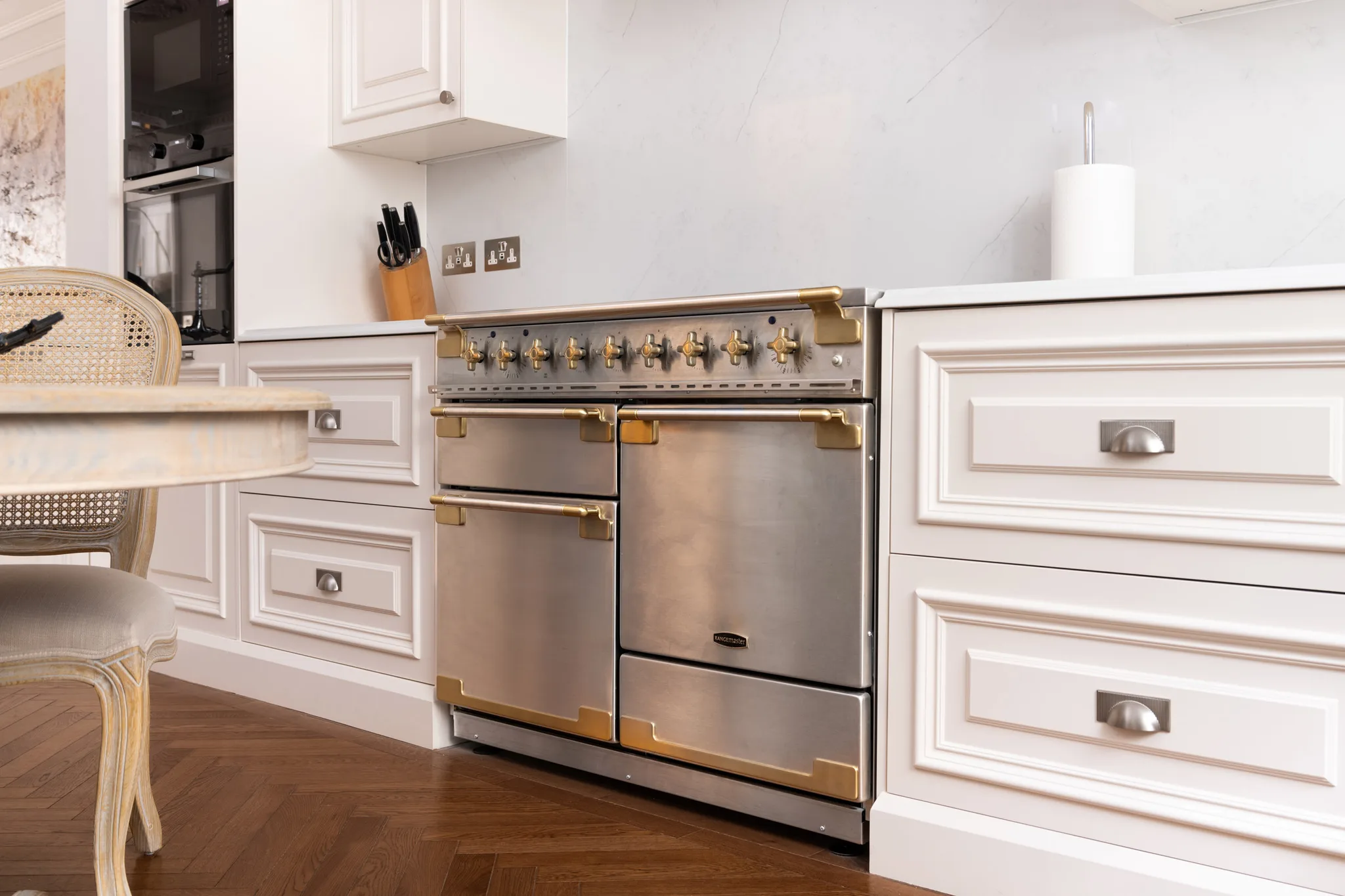 Traditional-lay-on-moulded-panelled-door-shaker-kitchen-kensington-handmade-kitchen-company (9)-2