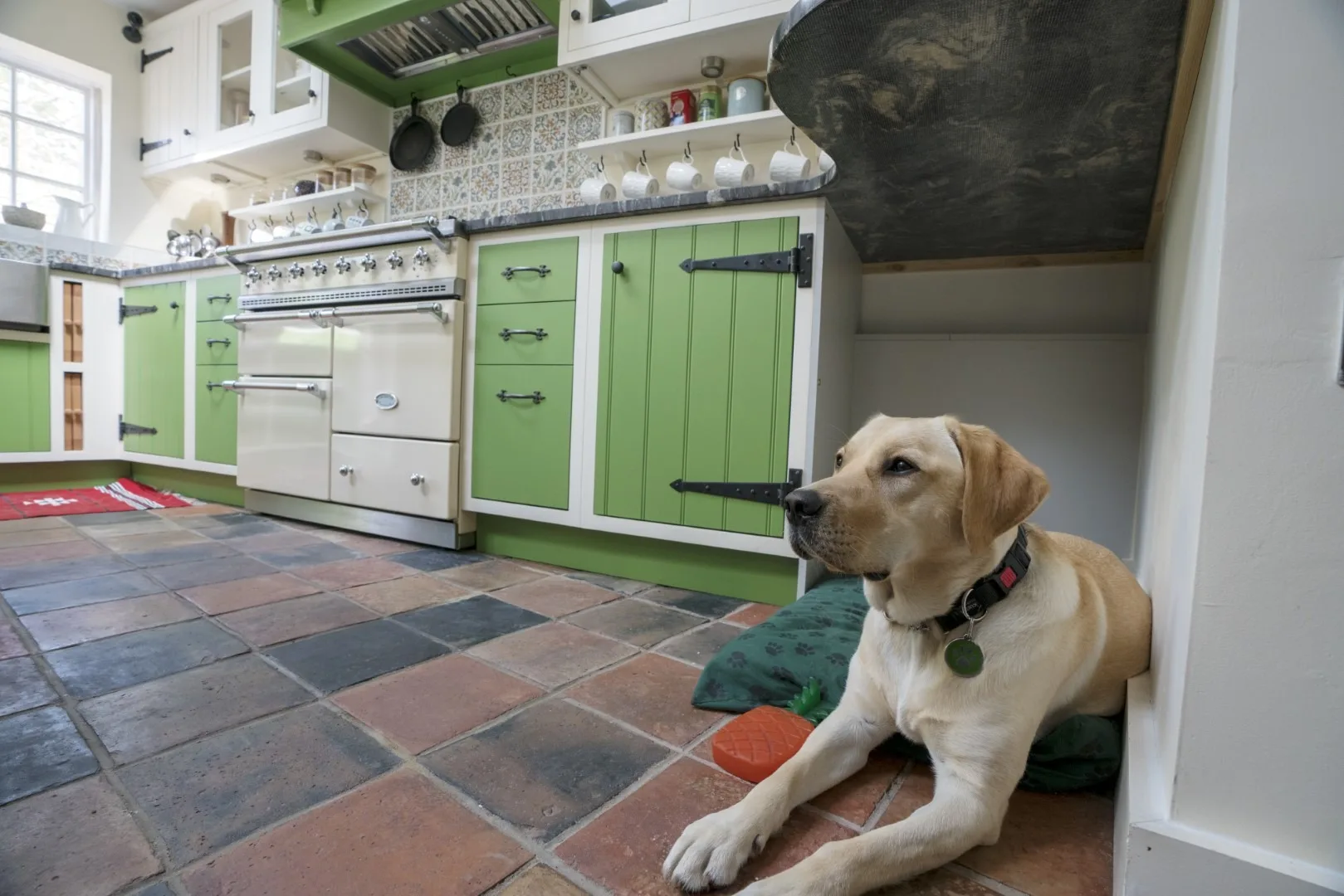 chelmsford-modern-country-kitchen-dog-area-handmade-kitchen-company