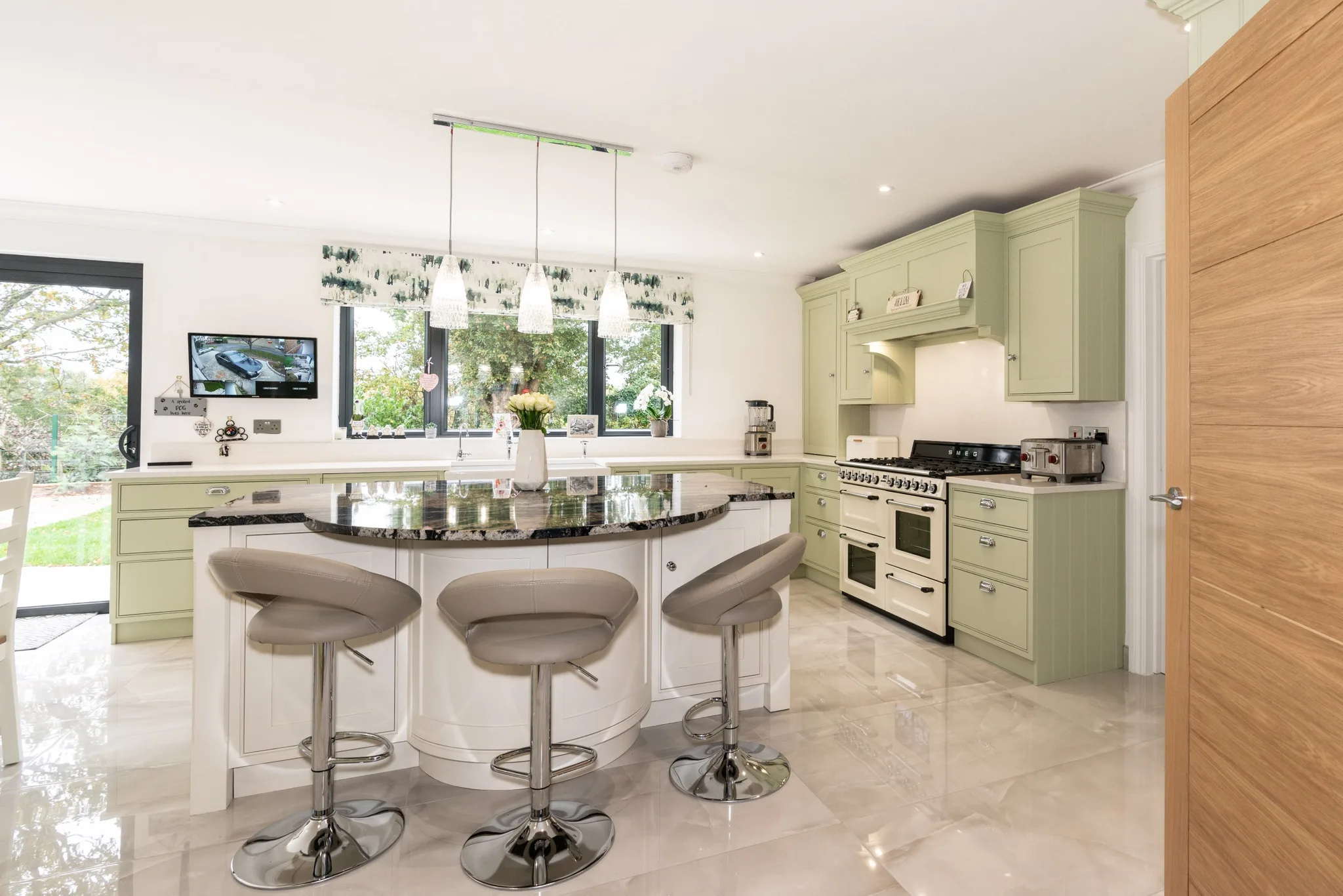 classic-shaker-style-kitchen-cooking-apple-green-broxbourne-herts-handmade-kitchen-company-09