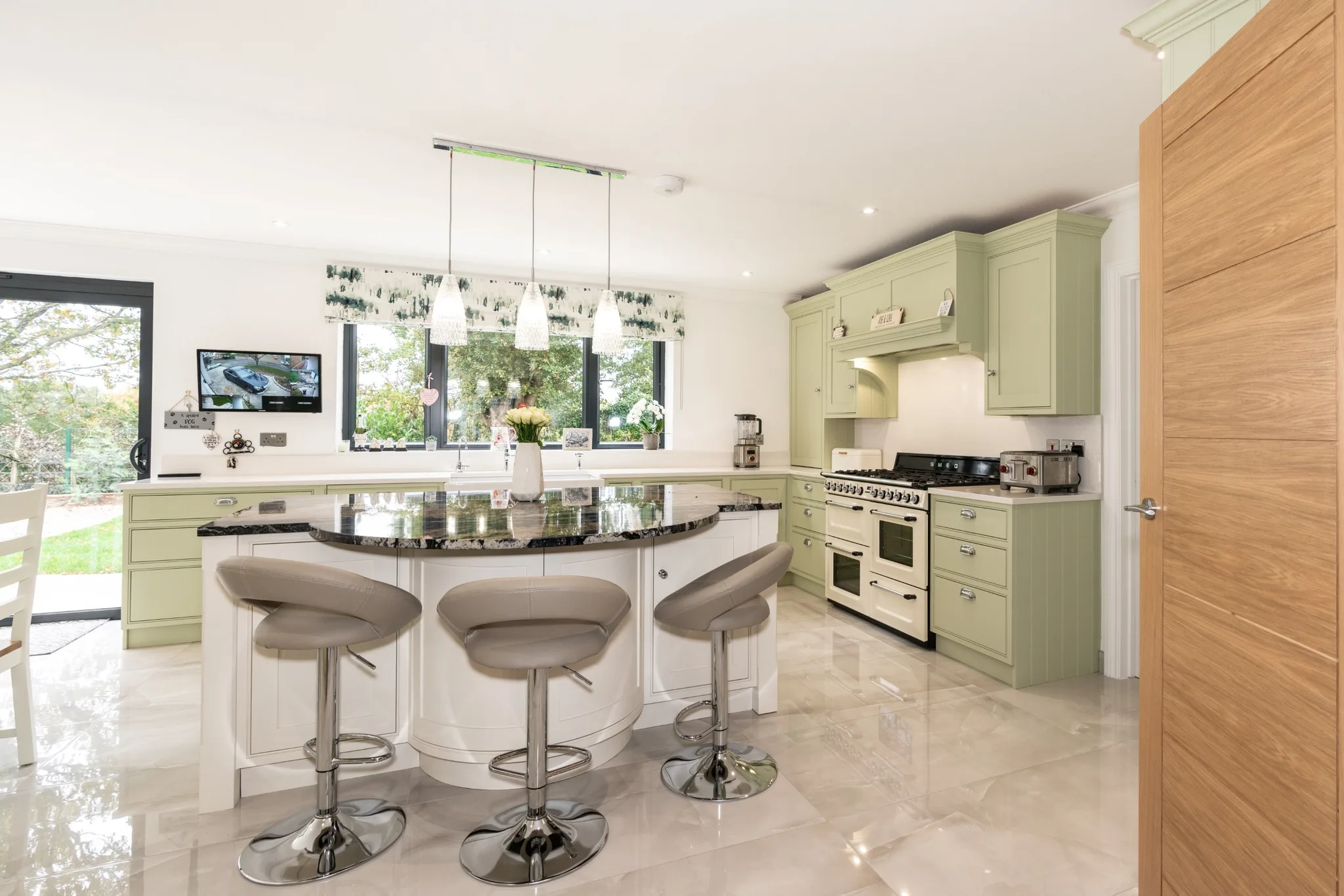 classic-shaker-style-kitchen-cooking-apple-green-broxbourne-herts-handmade-kitchen-company (14) (Custom)