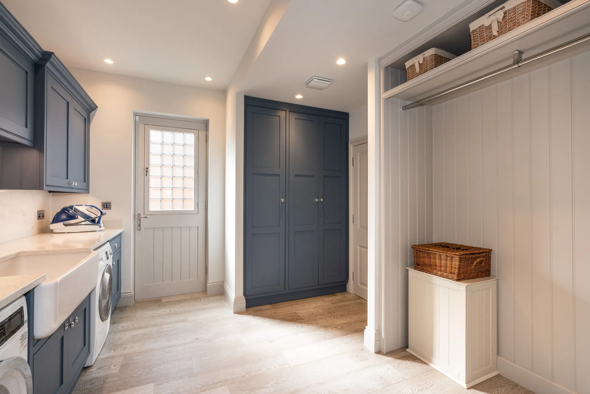 hadley-wood-classic-shaker-style-utility-room-laundry-handmade-kitchen-company (2)