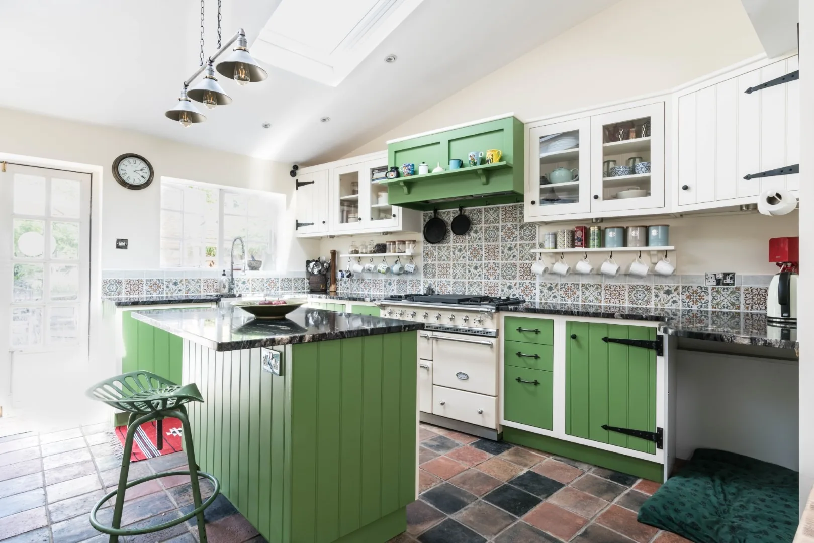 individual-modern-country-style-shaker-kitchen-handmade-kitchen-company (1)