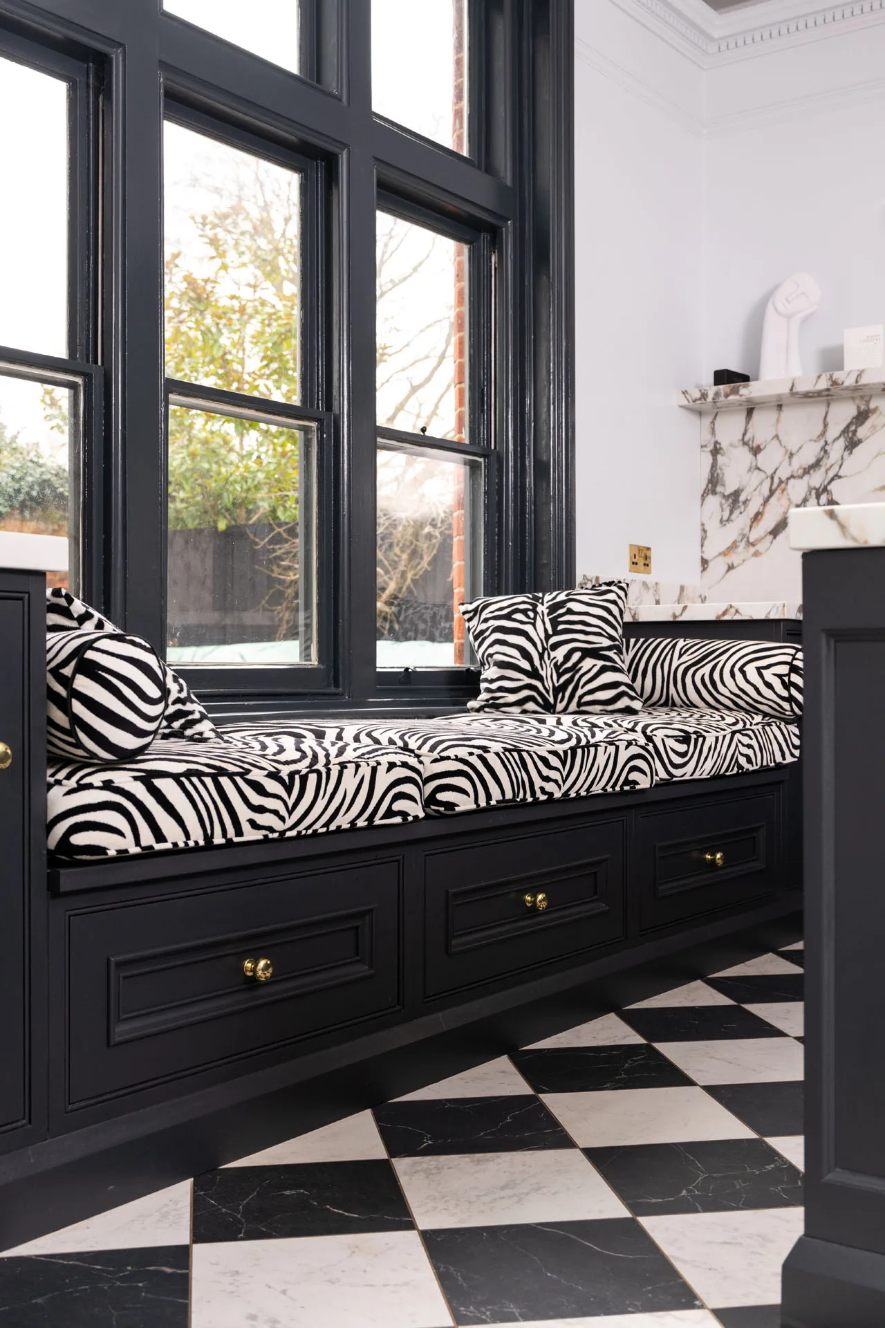 luxury-moulded-in-frame-beaded-panel-shaker-kitchen-sawbridgeworth-handmade-kitchen-company (18)
