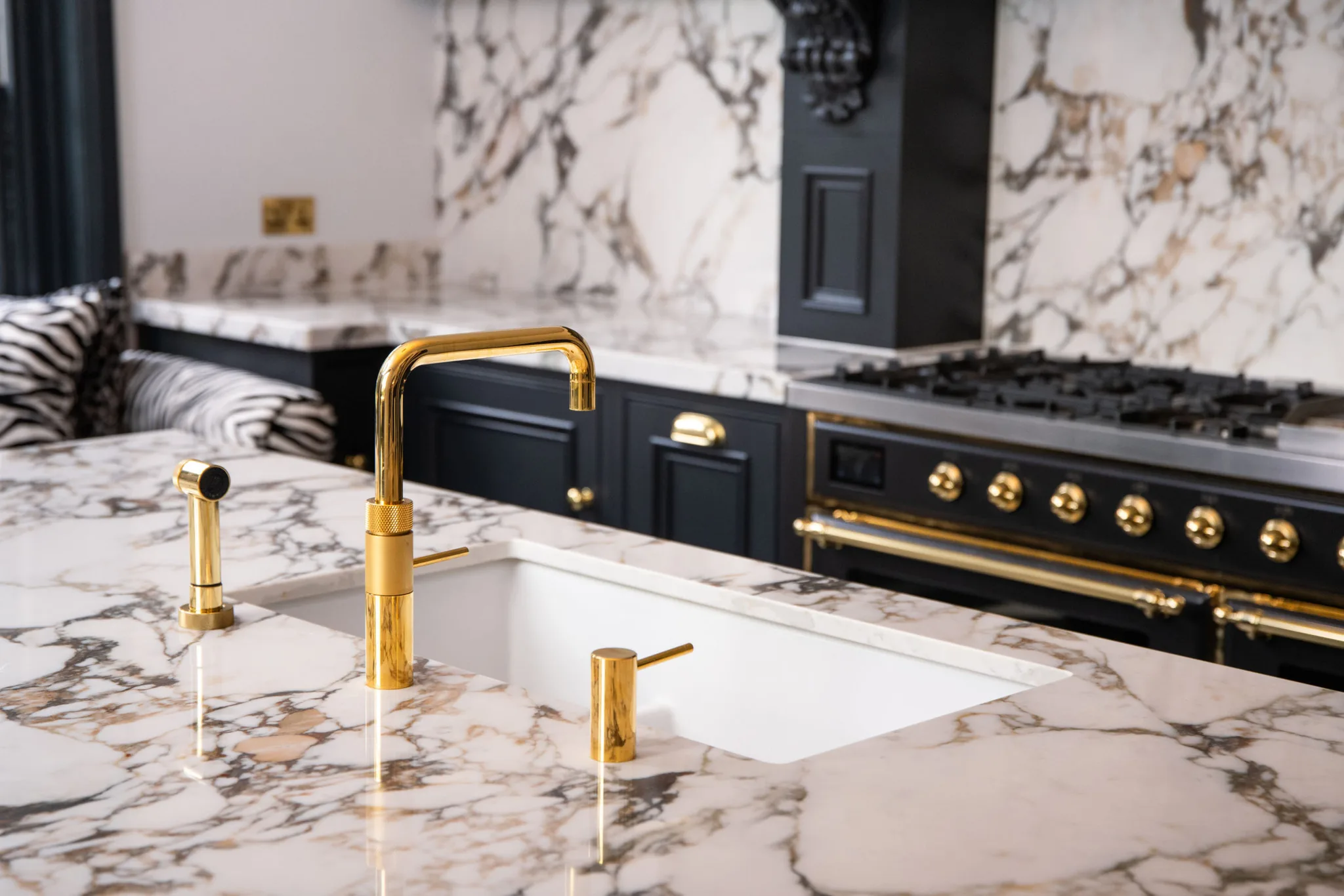 luxury-moulded-in-frame-beaded-panel-shaker-kitchen-sawbridgeworth-handmade-kitchen-company (5)