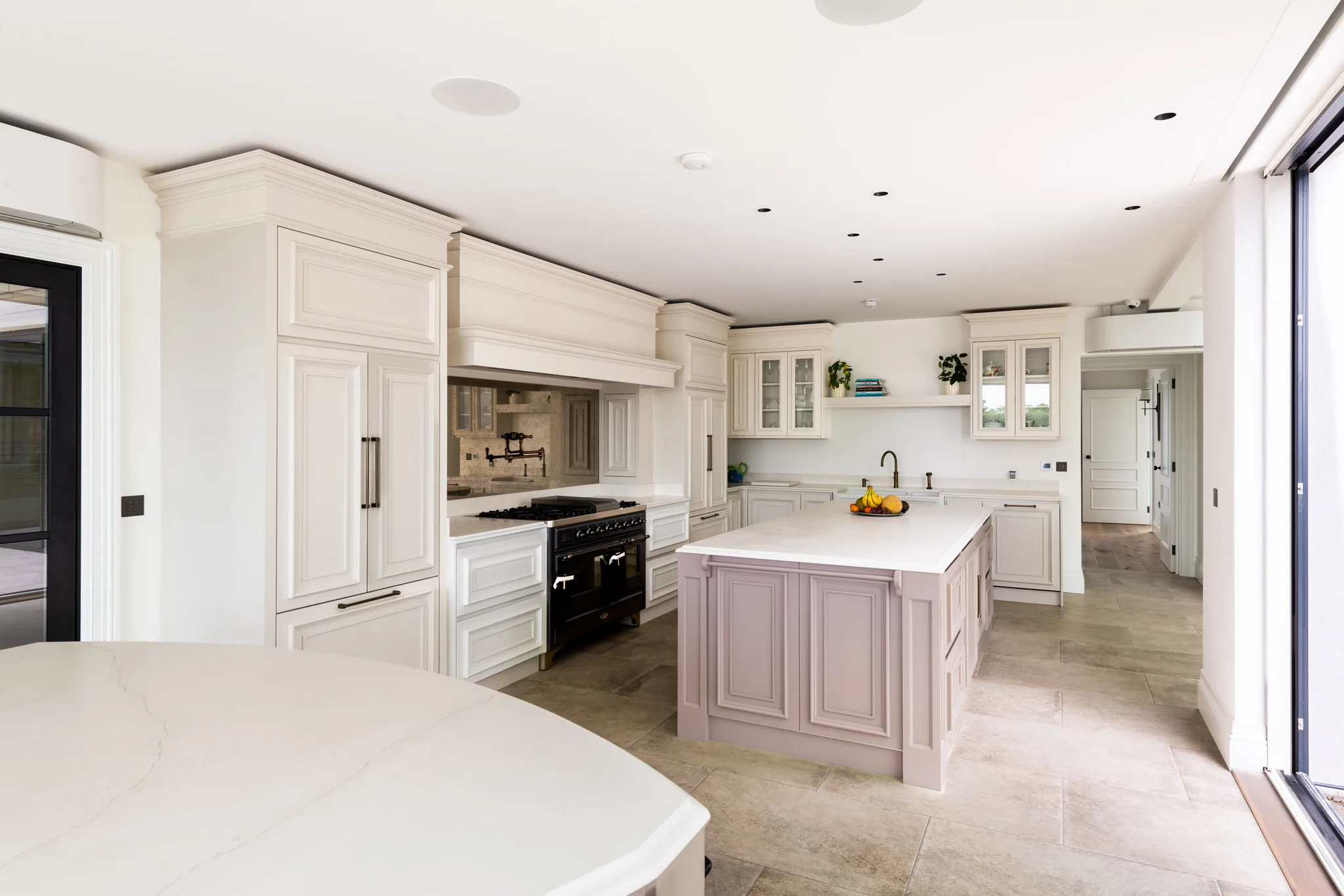 traditional-mapesbury-handleless-kitchen-great-eversden-handmade-kitchen-company (4)