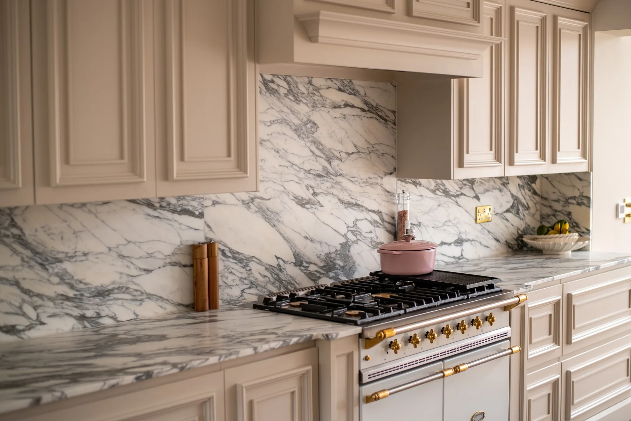 traditional-shaker-handleless-design-handmade-kitchen-co-claire-chanelle (30)