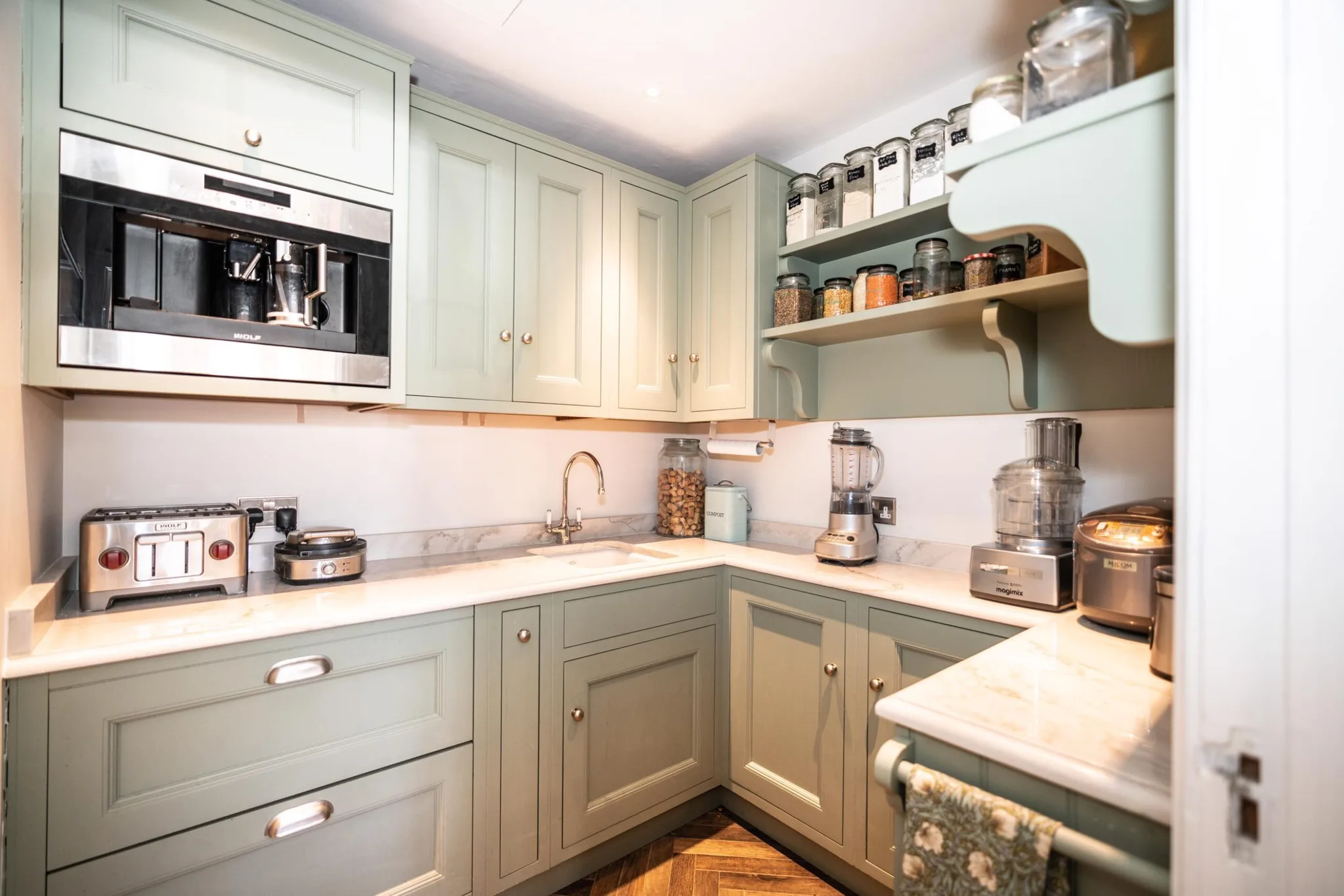traditional-shaker-kitchen-woldingham-surrey-handmade-kitchen-co-essex (17)